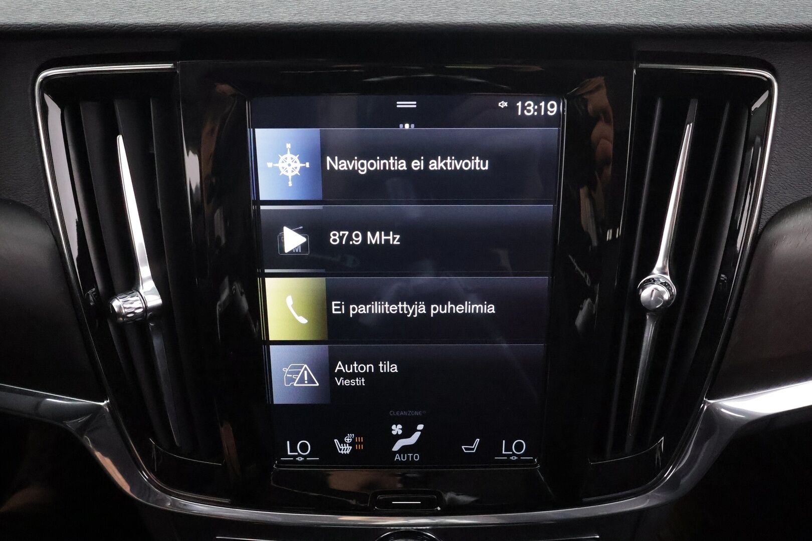 Volvo V90 Cross Country 2018 D4 AWD Business aut * Pilot assist / LED / High Performance audio / Webasto / Koukku / P.Kamera / Keyless * - Kahdet renkaat