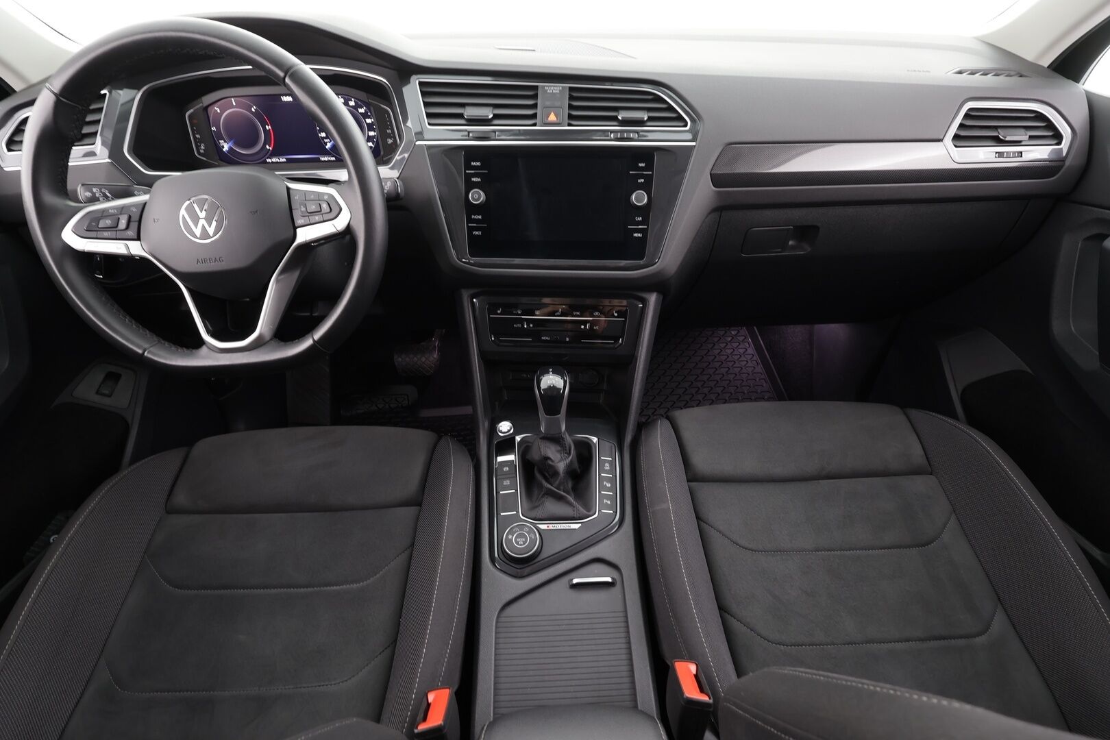 Volkswagen Tiguan 2023 Style 2,0 TDI SCR 147 kW 4MOTION DSG * ACC / P.kamera / IQ.Light / Webasto / Navi / Koukku / Hierovat penkit / KeylessGo * - 1.Om Suomi-auto / Kahdet renkaat aluvanteilla / Merkkihuollettu - HULLU BLACKWEEK KORKOTARJOUS 2,49%