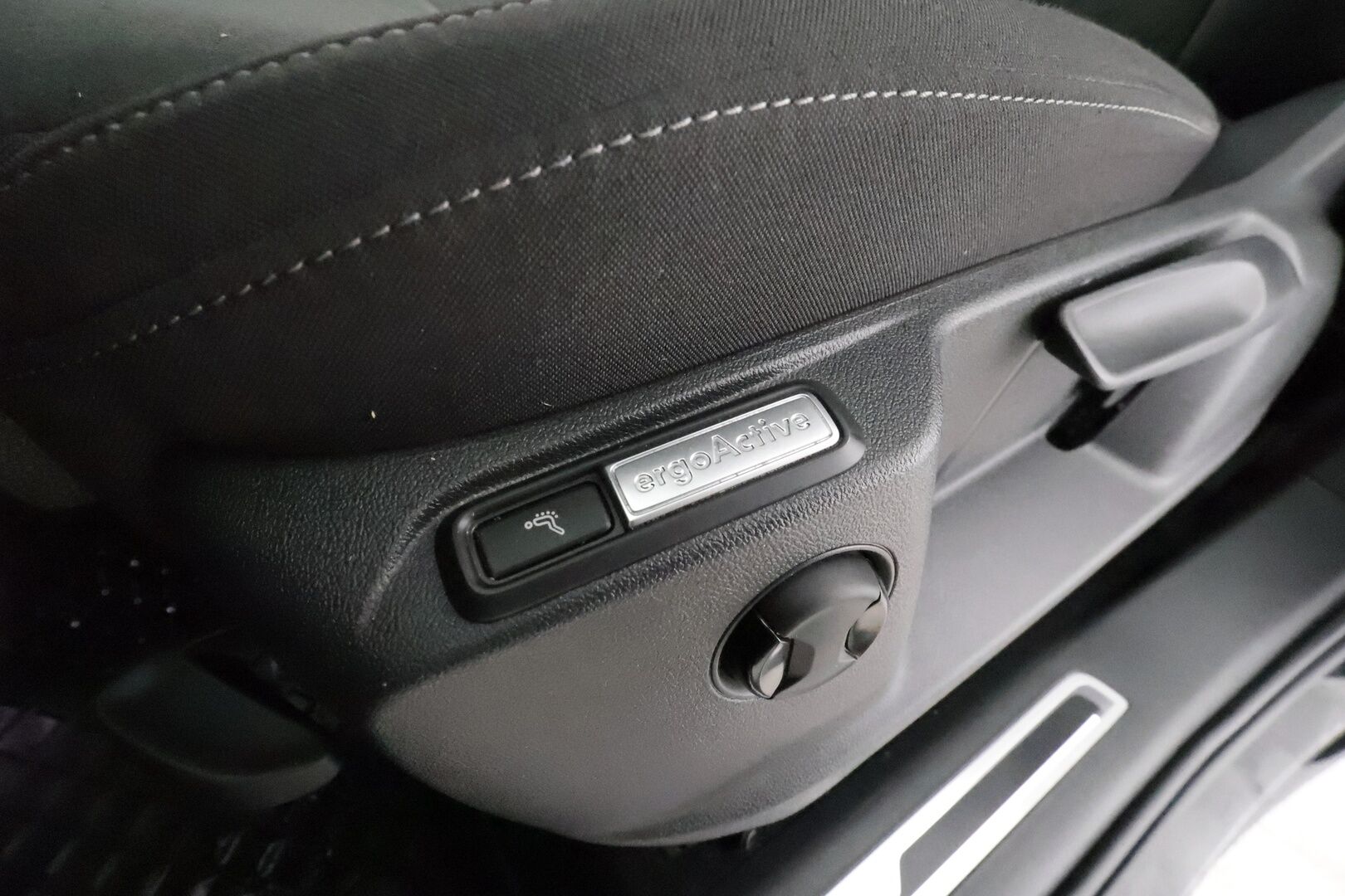 Volkswagen Tiguan 2023 Style 2,0 TDI SCR 147 kW 4MOTION DSG * ACC / P.kamera / IQ.Light / Webasto / Navi / Koukku / Hierovat penkit / KeylessGo * - 1.Om Suomi-auto / Kahdet renkaat aluvanteilla / Merkkihuollettu - HULLU BLACKWEEK KORKOTARJOUS 2,49%