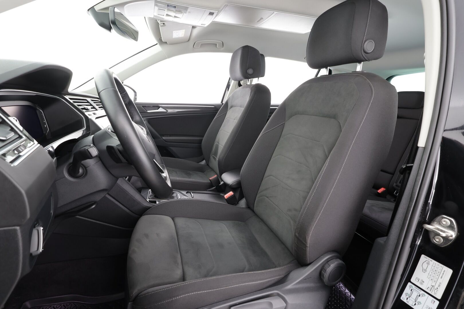 Volkswagen Tiguan 2023 Style 2,0 TDI SCR 147 kW 4MOTION DSG * ACC / P.kamera / IQ.Light / Webasto / Navi / Koukku / Hierovat penkit / KeylessGo * - 1.Om Suomi-auto / Kahdet renkaat aluvanteilla / Merkkihuollettu