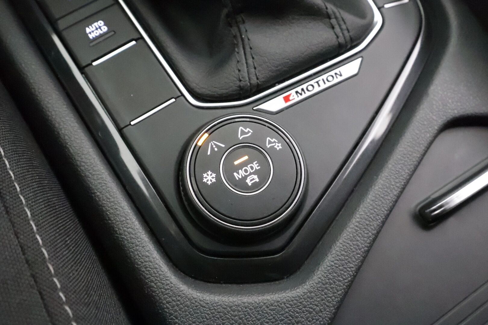 Volkswagen Tiguan 2023 Style 2,0 TDI SCR 147 kW 4MOTION DSG * ACC / P.kamera / IQ.Light / Webasto / Navi / Koukku / Hierovat penkit / KeylessGo * - 1.Om Suomi-auto / Kahdet renkaat aluvanteilla / Merkkihuollettu - HULLU BLACKWEEK KORKOTARJOUS 2,49%