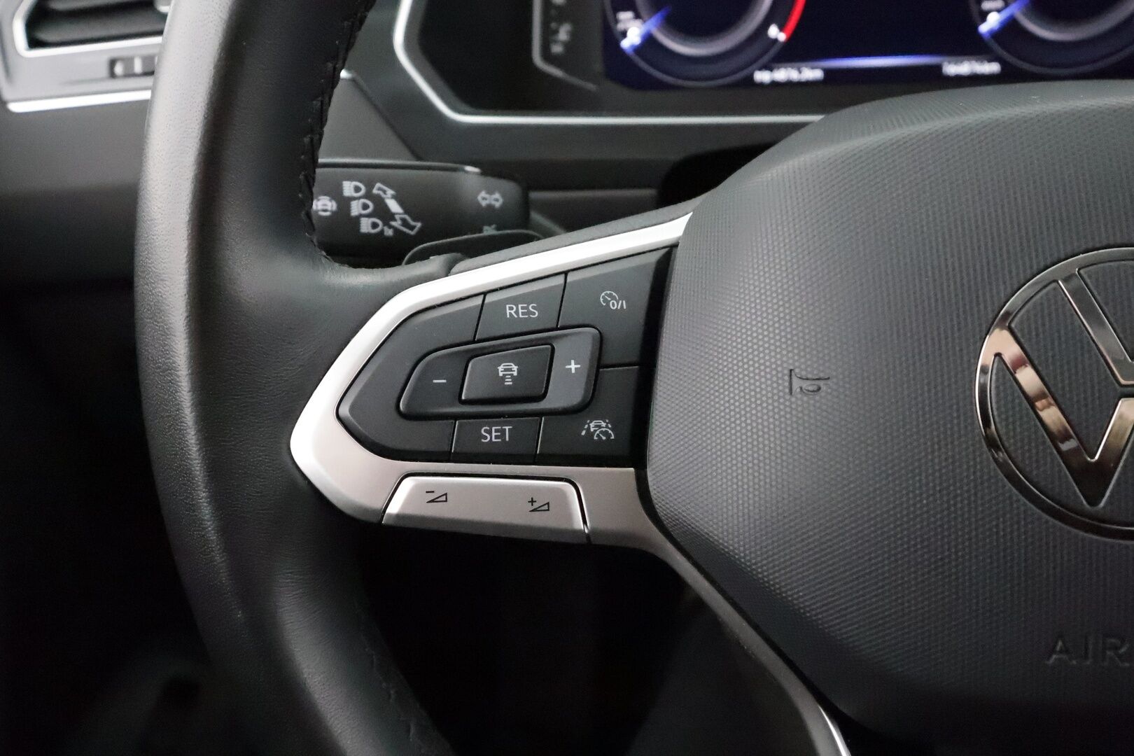 Volkswagen Tiguan 2023 Style 2,0 TDI SCR 147 kW 4MOTION DSG * ACC / P.kamera / IQ.Light / Webasto / Navi / Koukku / Hierovat penkit / KeylessGo * - 1.Om Suomi-auto / Kahdet renkaat aluvanteilla / Merkkihuollettu - HULLU BLACKWEEK KORKOTARJOUS 2,49%