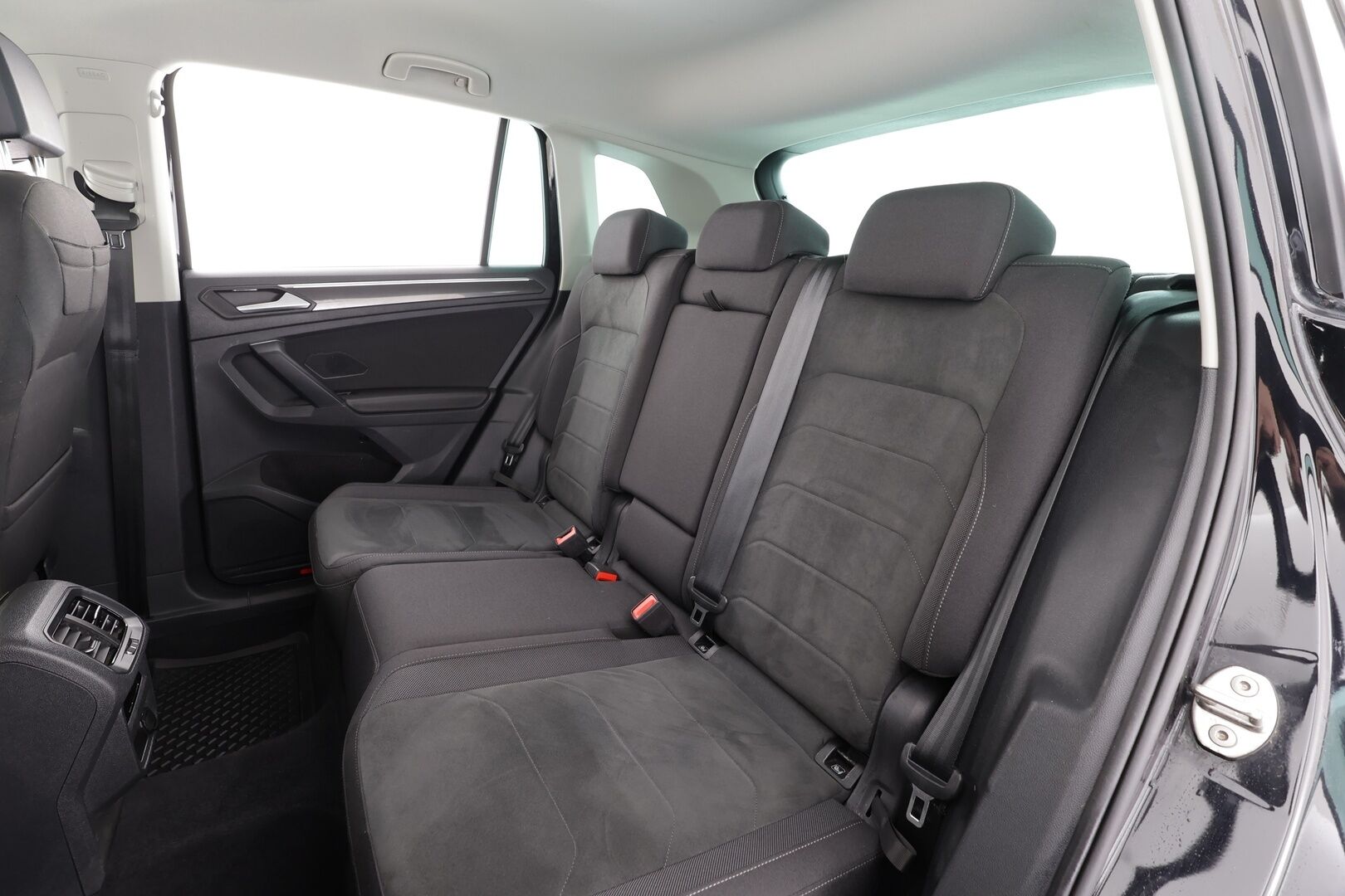 Volkswagen Tiguan 2023 Style 2,0 TDI SCR 147 kW 4MOTION DSG * ACC / P.kamera / IQ.Light / Webasto / Navi / Koukku / Hierovat penkit / KeylessGo * - 1.Om Suomi-auto / Kahdet renkaat aluvanteilla / Merkkihuollettu - HULLU BLACKWEEK KORKOTARJOUS 2,49%