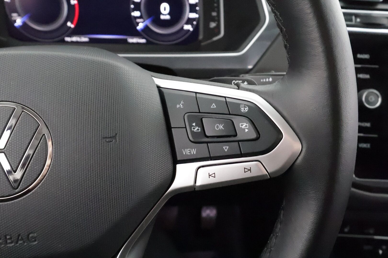 Volkswagen Tiguan 2023 Style 2,0 TDI SCR 147 kW 4MOTION DSG * ACC / P.kamera / IQ.Light / Webasto / Navi / Koukku / Hierovat penkit / KeylessGo * - 1.Om Suomi-auto / Kahdet renkaat aluvanteilla / Merkkihuollettu