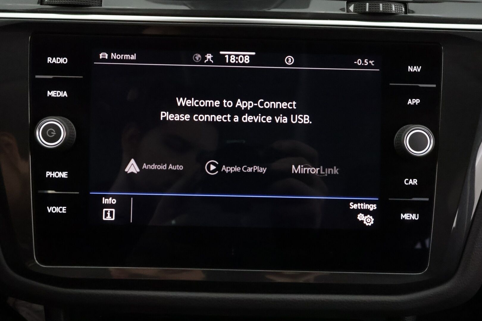 Volkswagen Tiguan 2023 Style 2,0 TDI SCR 147 kW 4MOTION DSG * ACC / P.kamera / IQ.Light / Webasto / Navi / Koukku / Hierovat penkit / KeylessGo * - 1.Om Suomi-auto / Kahdet renkaat aluvanteilla / Merkkihuollettu