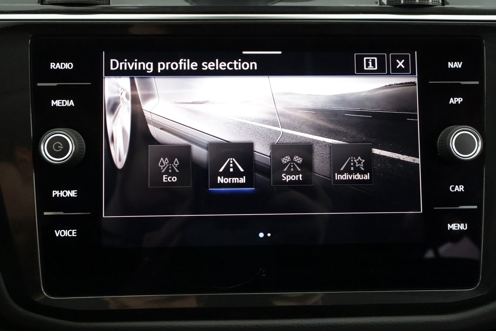 Volkswagen Tiguan 2023 Style 2,0 TDI SCR 147 kW 4MOTION DSG * ACC / P.kamera / IQ.Light / Webasto / Navi / Koukku / Hierovat penkit / KeylessGo * - 1.Om Suomi-auto / Kahdet renkaat aluvanteilla / Merkkihuollettu - HULLU BLACKWEEK KORKOTARJOUS 2,49%