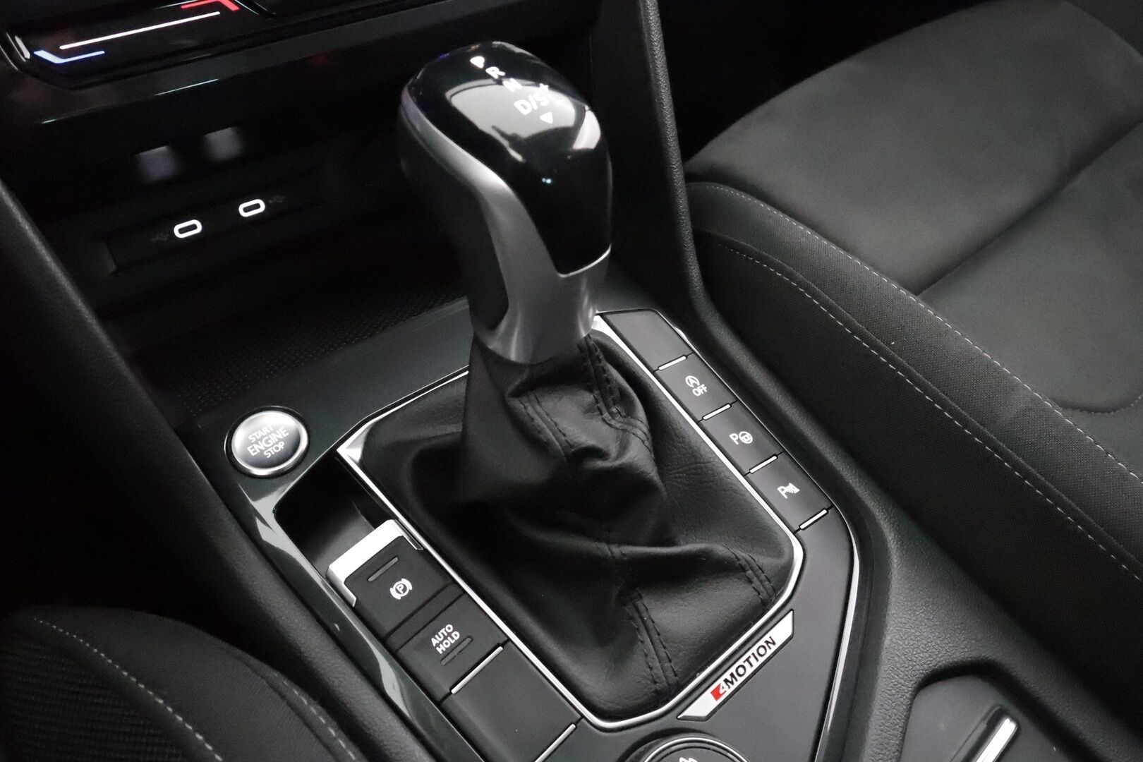 Volkswagen Tiguan 2023 Style 2,0 TDI SCR 147 kW 4MOTION DSG * ACC / P.kamera / IQ.Light / Webasto / Navi / Koukku / Hierovat penkit / KeylessGo * - 1.Om Suomi-auto / Kahdet renkaat aluvanteilla / Merkkihuollettu