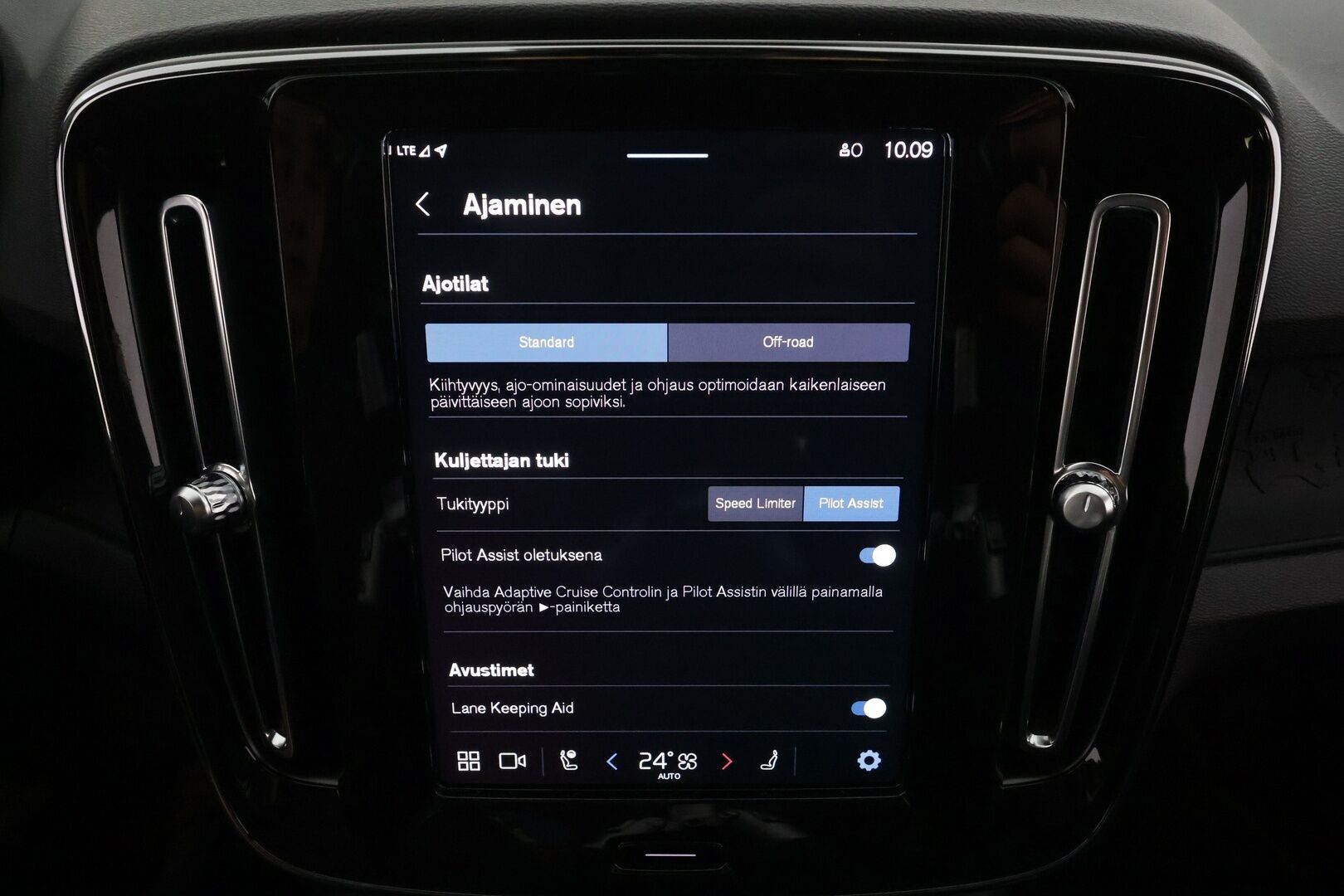 Volvo C40 2023 Recharge Twin Plus aut * ACC / P.kamera / ILP / Muistipenkki / Lasikatto / KeylessGo / BLIS / Sähköluukku / LED / Navi * - 1.Om Suomi-auto / Kahdet renkaat aluvanteilla / Merkkihuollettu - HULLUT AVAJAISHULINAT KORKOTARJOUS 3,29 %