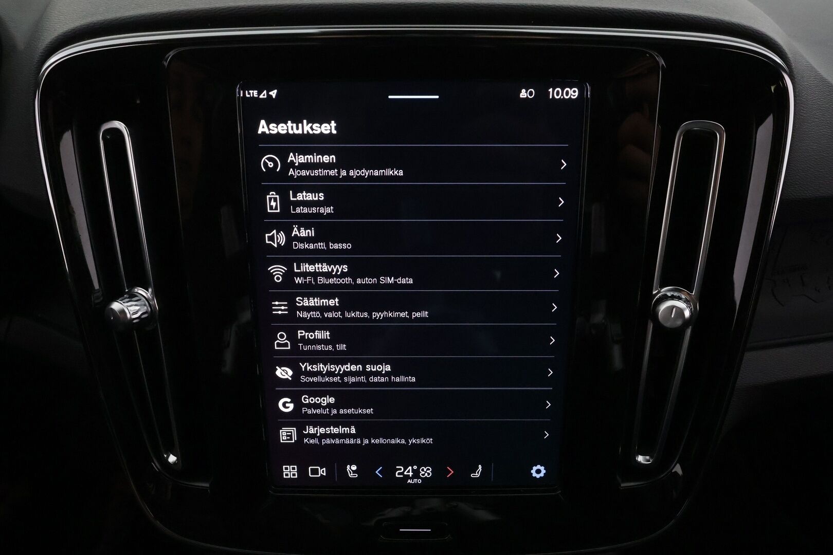 Volvo C40 2023 Recharge Twin Plus aut * ACC / P.kamera / ILP / Muistipenkki / Lasikatto / KeylessGo / BLIS / Sähköluukku / LED / Navi * - 1.Om Suomi-auto / Kahdet renkaat aluvanteilla / Merkkihuollettu