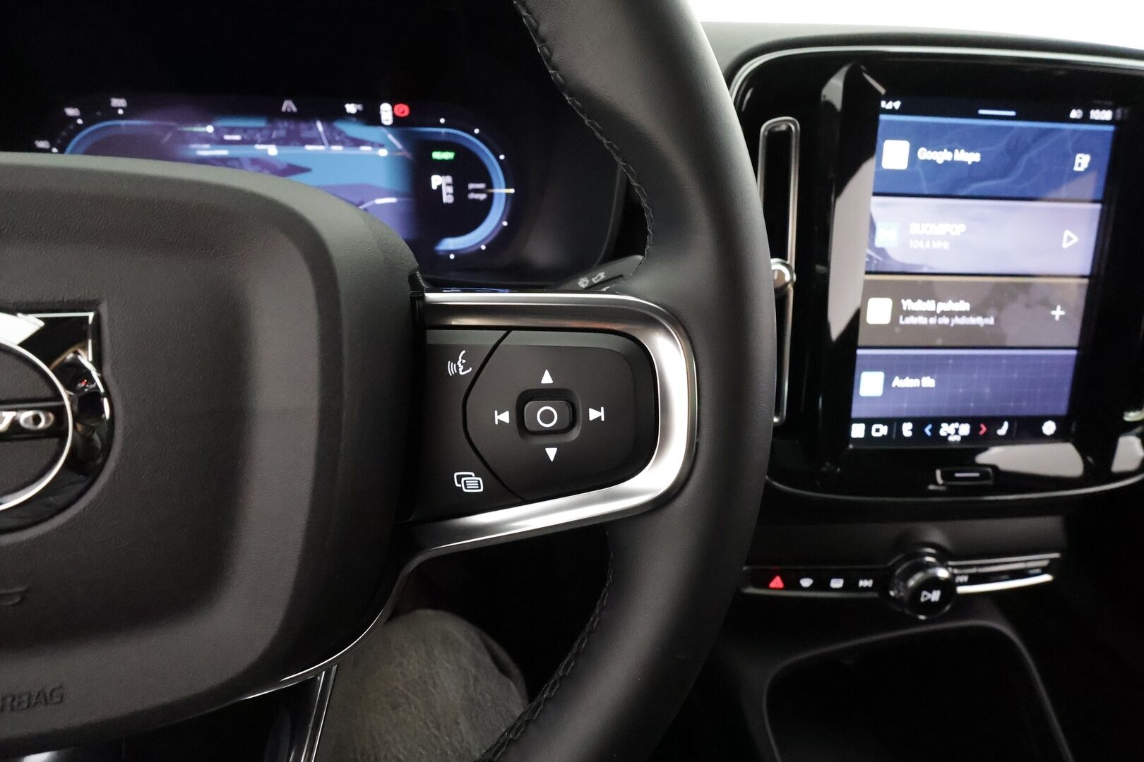 Volvo C40 2023 Recharge Twin Plus aut * ACC / P.kamera / ILP / Muistipenkki / Lasikatto / KeylessGo / BLIS / Sähköluukku / LED / Navi * - 1.Om Suomi-auto / Kahdet renkaat aluvanteilla / Merkkihuollettu - HULLUT AVAJAISHULINAT KORKOTARJOUS 3,29 %