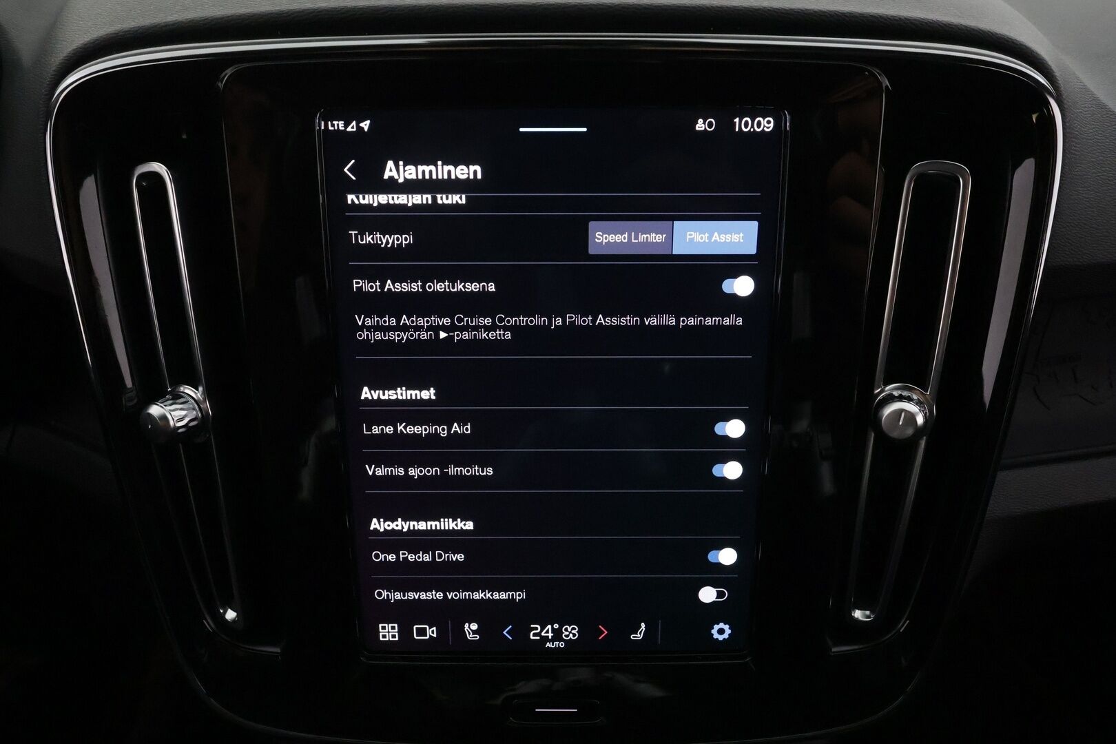 Volvo C40 2023 Recharge Twin Plus aut * ACC / P.kamera / ILP / Muistipenkki / Lasikatto / KeylessGo / BLIS / Sähköluukku / LED / Navi * - 1.Om Suomi-auto / Kahdet renkaat aluvanteilla / Merkkihuollettu