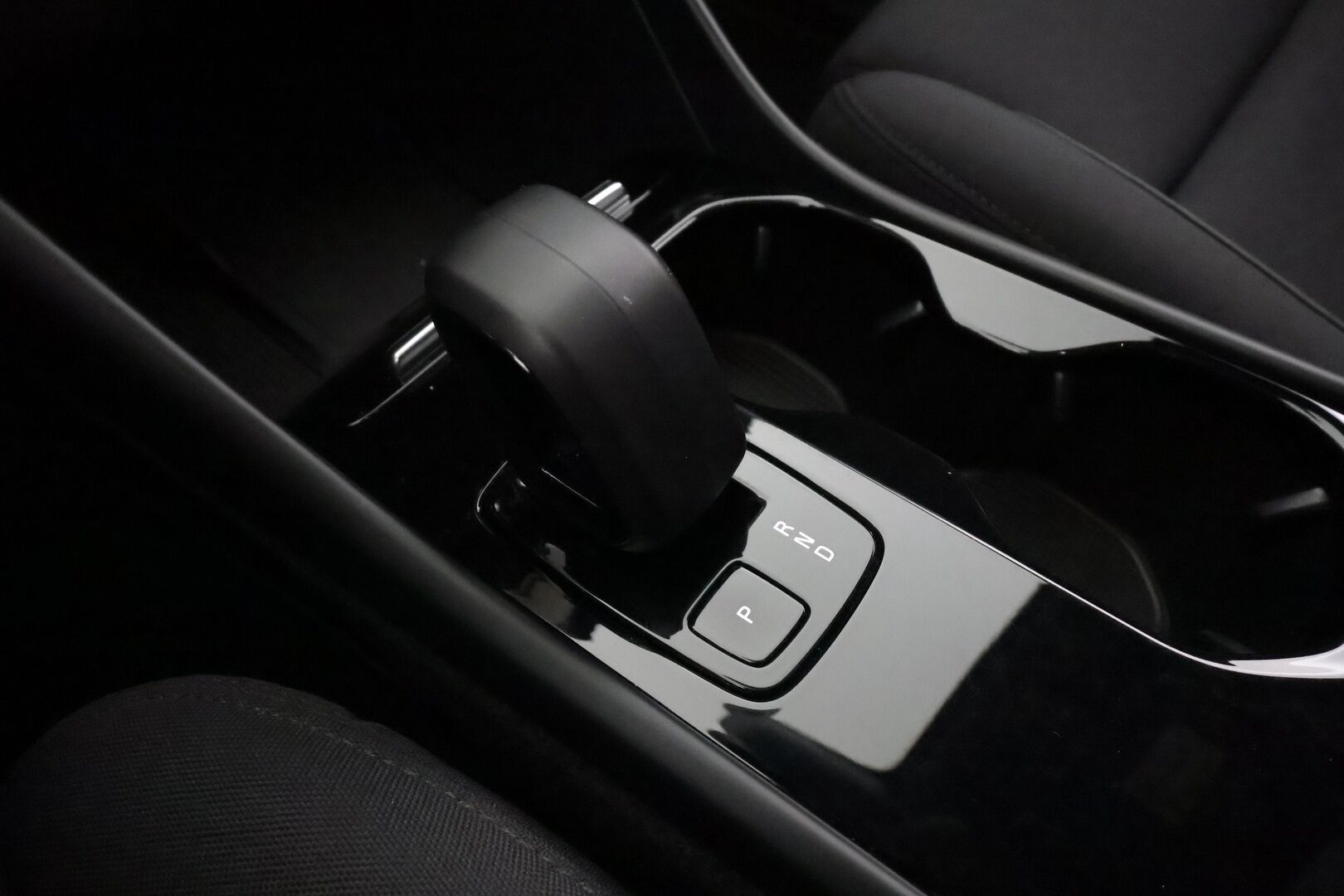 Volvo C40 2023 Recharge Twin Plus aut * ACC / P.kamera / ILP / Muistipenkki / Lasikatto / KeylessGo / BLIS / Sähköluukku / LED / Navi * - 1.Om Suomi-auto / Kahdet renkaat aluvanteilla / Merkkihuollettu