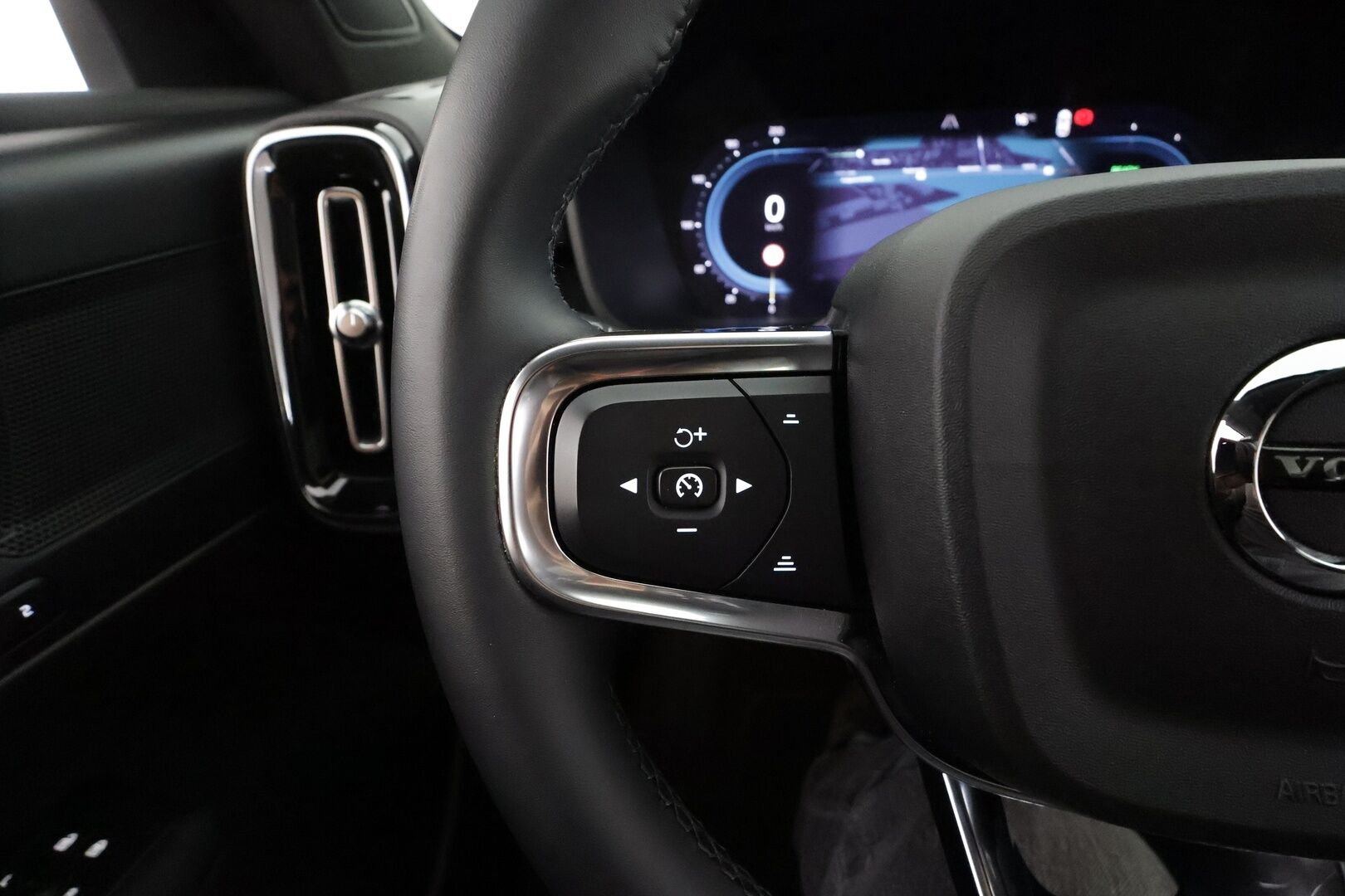 Volvo C40 2023 Recharge Twin Plus aut * ACC / P.kamera / ILP / Muistipenkki / Lasikatto / KeylessGo / BLIS / Sähköluukku / LED / Navi * - 1.Om Suomi-auto / Kahdet renkaat aluvanteilla / Merkkihuollettu - HULLUT AVAJAISHULINAT KORKOTARJOUS 3,29 %