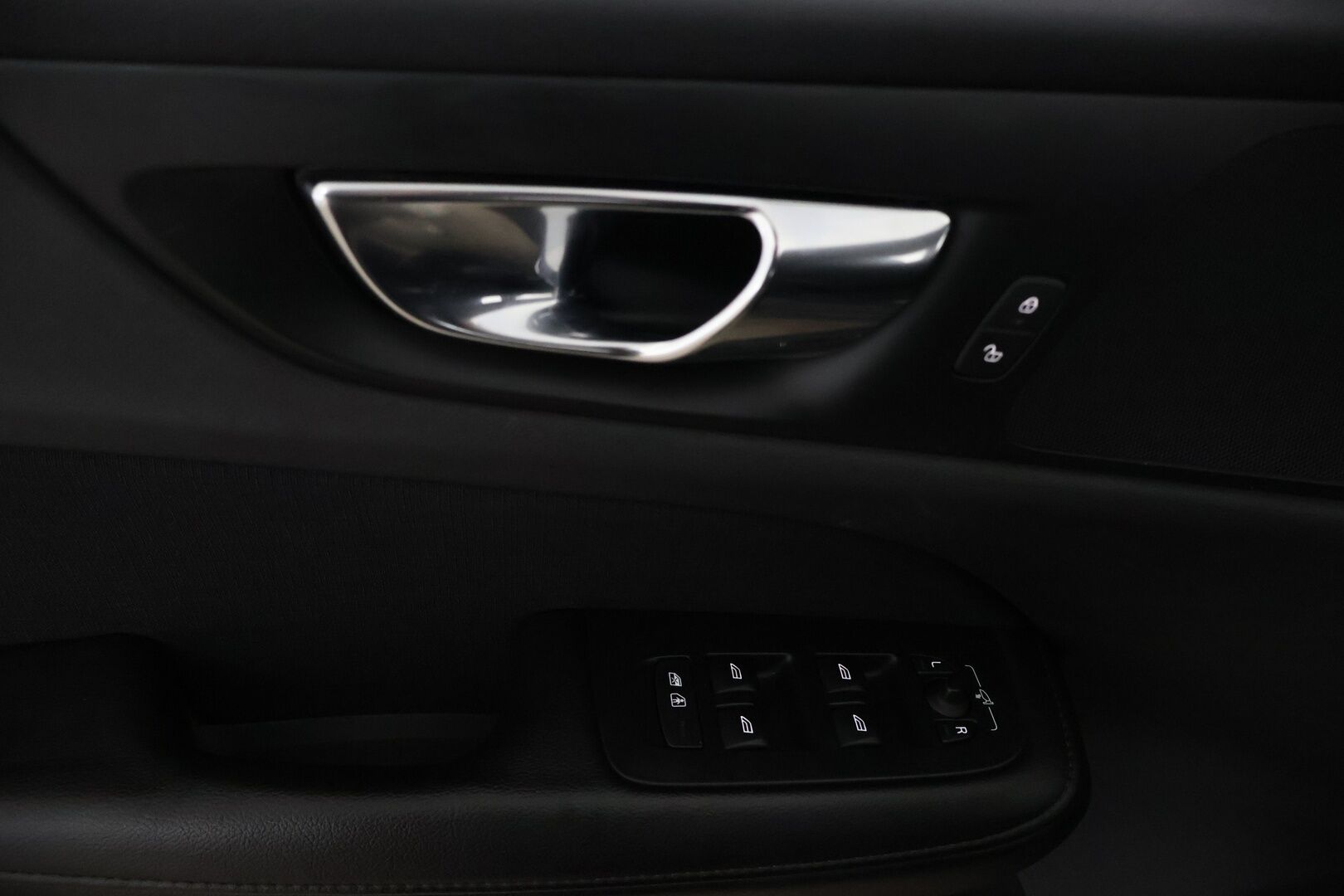 Volvo V60 2020 T4 aut Momentum Advanced - Webasto | Koukku | 360-Kamera | ACC | VOC | Aktiiviset LED-valot | Jakopää vaihdettu vuonna 25! | Harvinainen oikea bensa
