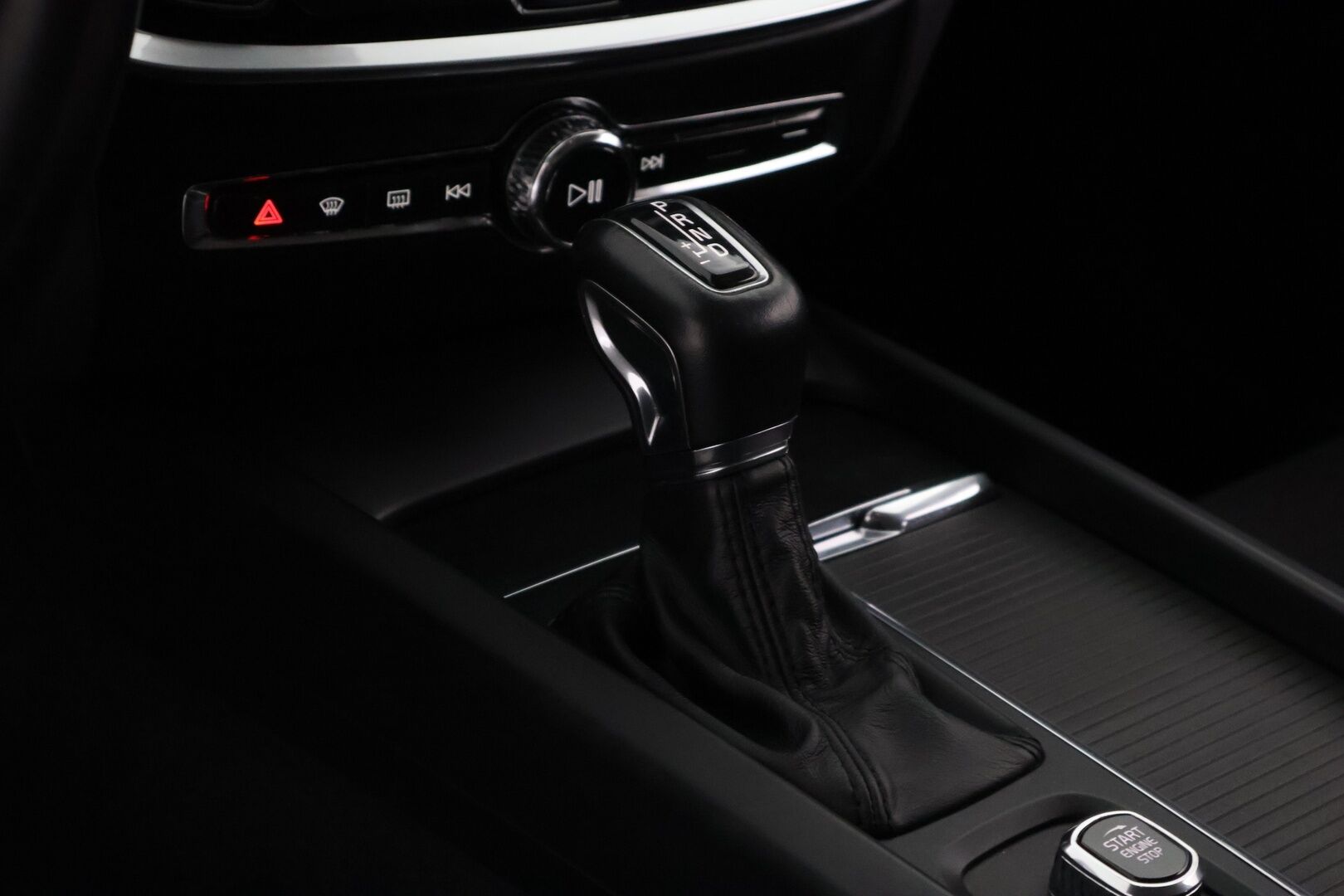 Volvo V60 2020 T4 aut Momentum Advanced - Webasto | Koukku | 360-Kamera | ACC | VOC | Aktiiviset LED-valot | Jakopää vaihdettu vuonna 25! | Harvinainen oikea bensa