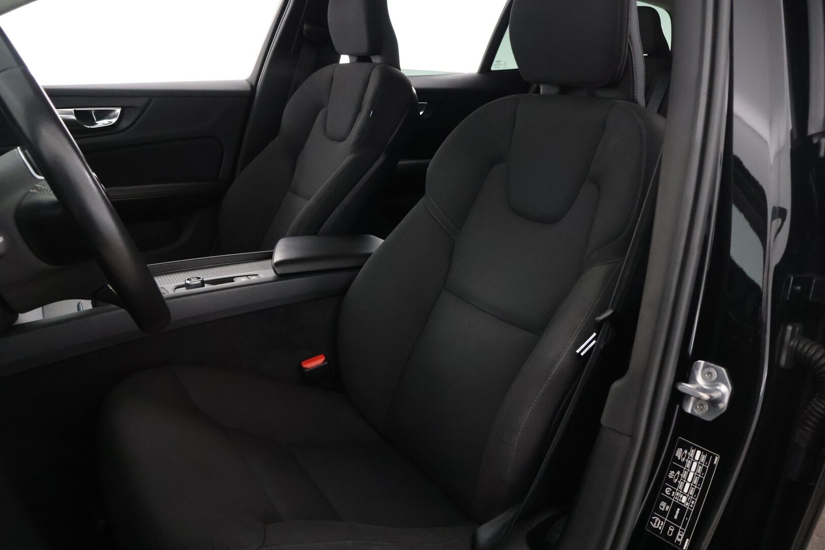 Volvo V60 2020 T4 aut Momentum Advanced - Webasto | Koukku | 360-Kamera | ACC | VOC | Aktiiviset LED-valot | Jakopää vaihdettu vuonna 25! | Harvinainen oikea bensa