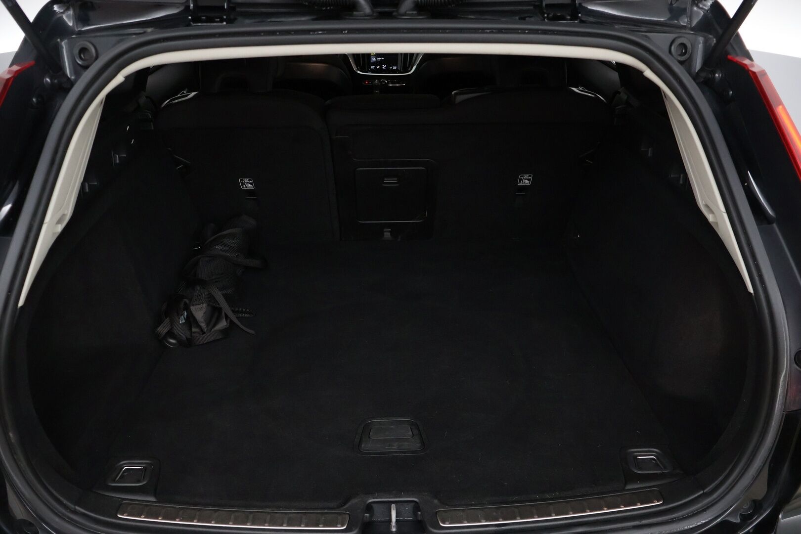 Volvo V60 2020 T4 aut Momentum Advanced - Webasto | Koukku | 360-Kamera | ACC | VOC | Aktiiviset LED-valot | Jakopää vaihdettu vuonna 25! | Harvinainen oikea bensa