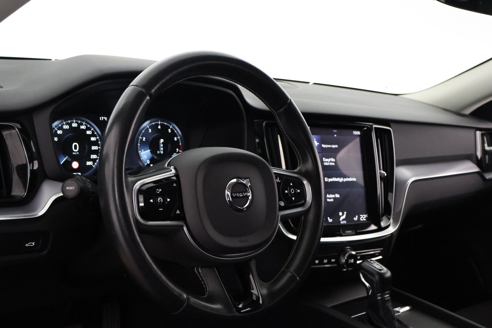Volvo V60 2020 T4 aut Momentum Advanced - Webasto | Koukku | 360-Kamera | ACC | VOC | Aktiiviset LED-valot | Jakopää vaihdettu vuonna 25! | Harvinainen oikea bensa