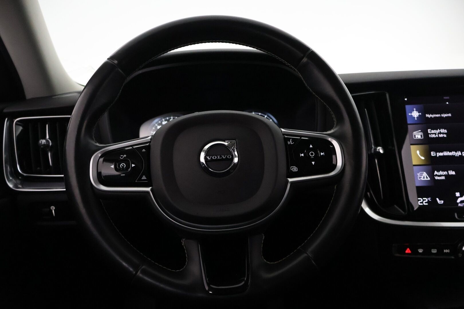 Volvo V60 2020 T4 aut Momentum Advanced - Webasto | Koukku | 360-Kamera | ACC | VOC | Aktiiviset LED-valot | Jakopää vaihdettu vuonna 25! | Harvinainen oikea bensa