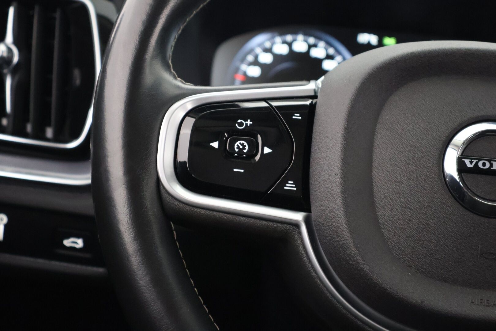 Volvo V60 2020 T4 aut Momentum Advanced - Webasto | Koukku | 360-Kamera | ACC | VOC | Aktiiviset LED-valot | Jakopää vaihdettu vuonna 25! | Harvinainen oikea bensa