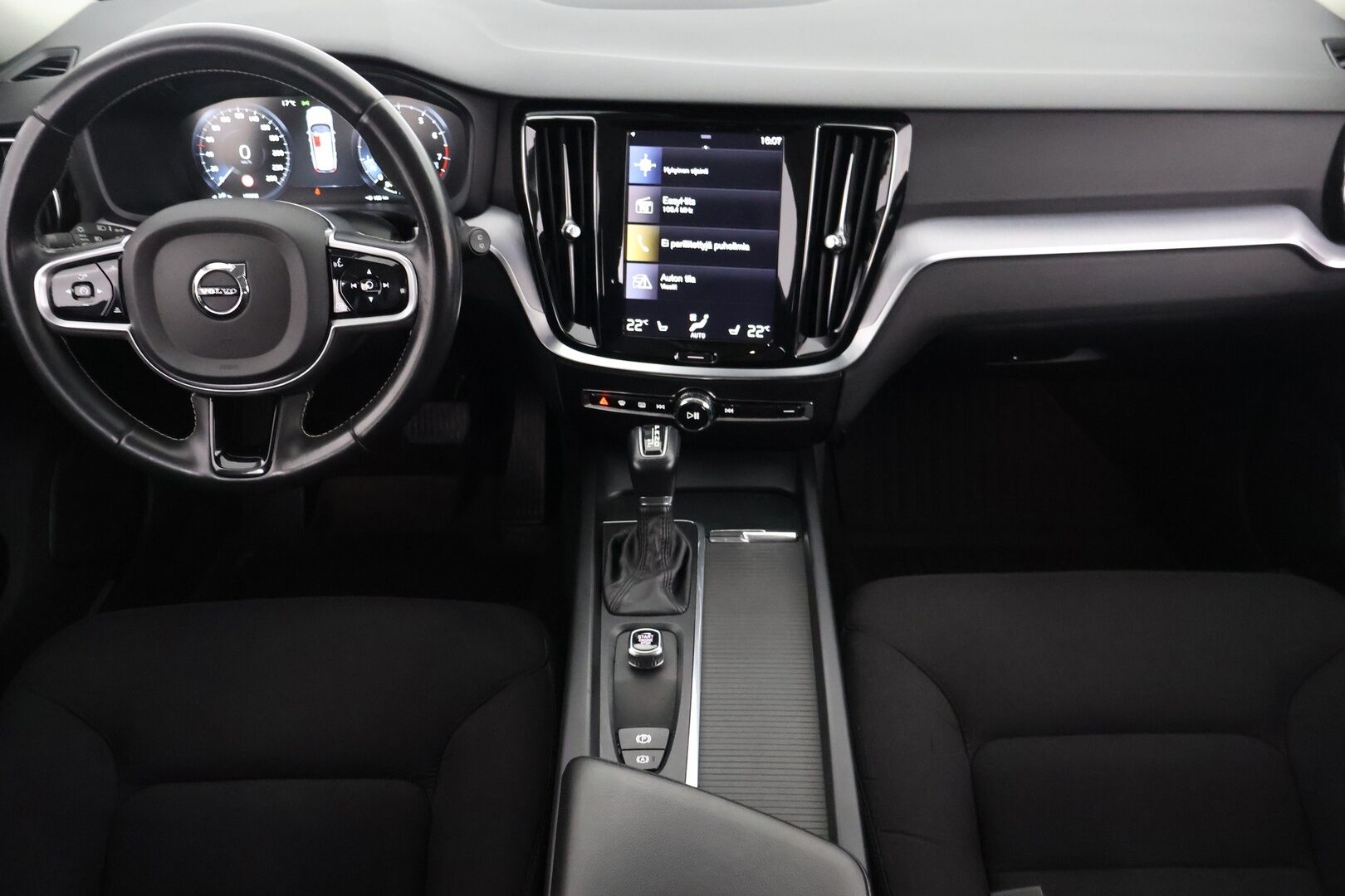 Volvo V60 2020 T4 aut Momentum Advanced - Webasto | Koukku | 360-Kamera | ACC | VOC | Aktiiviset LED-valot | Jakopää vaihdettu vuonna 25! | Harvinainen oikea bensa