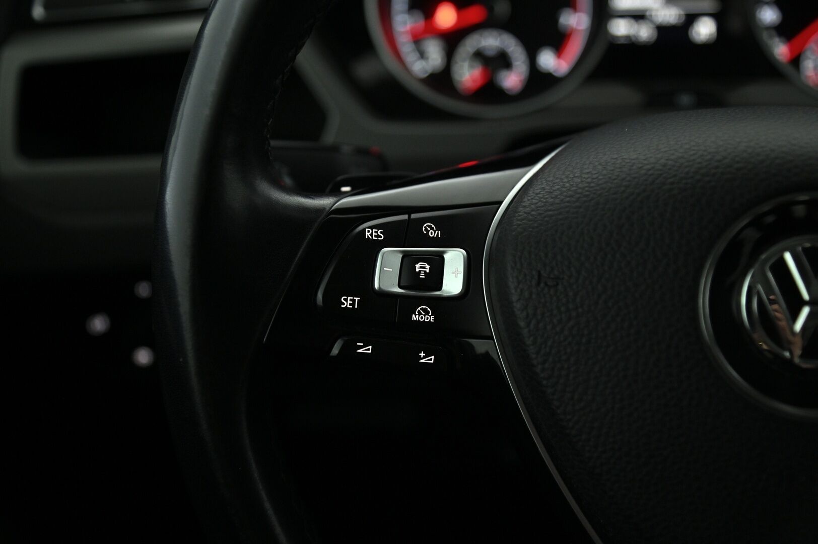 VOLKSWAGEN TOURAN 2017 1.4 TSI DSG R-Line *ACC / 7-P / P.Kamera / Bi-Led / Bluetooth* - Hyvin Huollettu / Uudet kesärenkaat