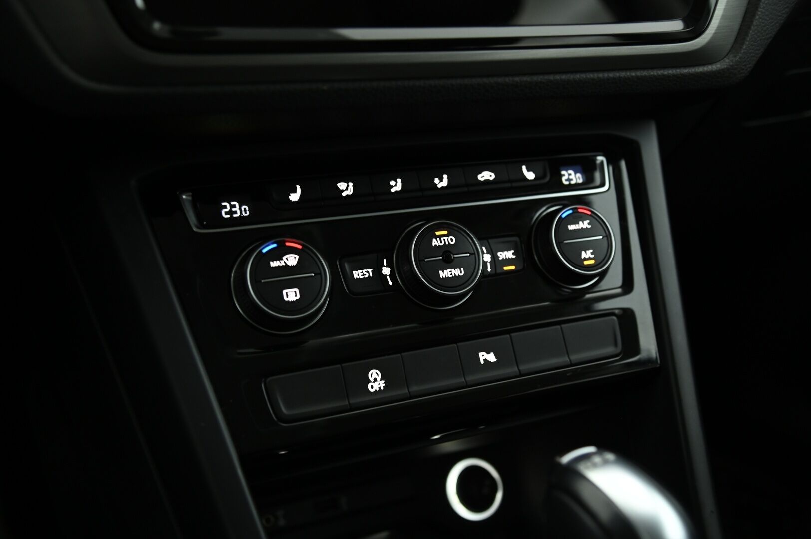 VOLKSWAGEN TOURAN 2017 1.4 TSI DSG R-Line *ACC / 7-P / P.Kamera / Bi-Led / Bluetooth* - Hyvin Huollettu / Uudet kesärenkaat