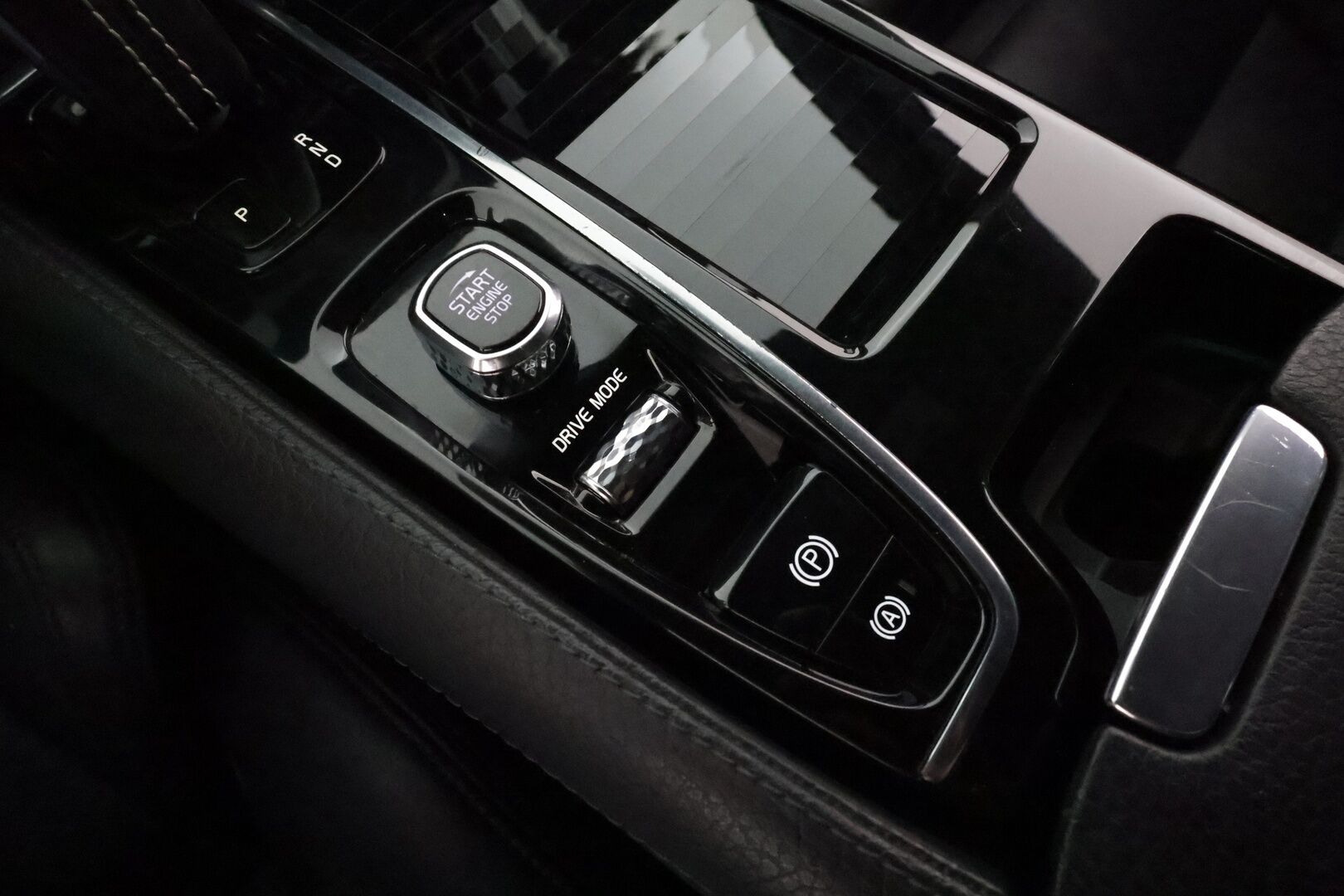 Volvo V60 2020 T8 TwE AWD R-Design aut **Adapt.vakkari / Pa-lämmitin / Sporttipenkit / Keyless / Apple&Android / VOC**