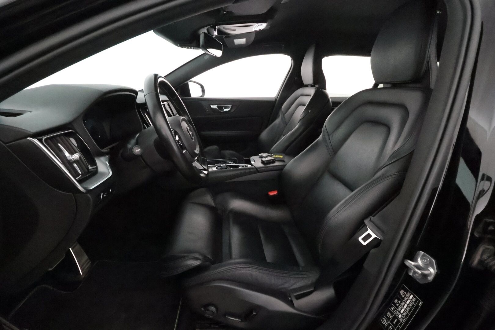 Volvo V60 2020 T8 TwE AWD R-Design aut **Adapt.vakkari / Pa-lämmitin / Sporttipenkit / Keyless / Apple&Android / VOC**