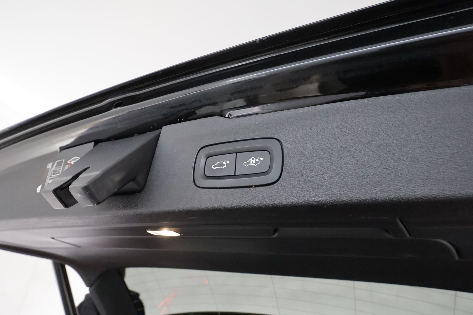 Volvo V60 2020 T8 TwE AWD R-Design aut **Adapt.vakkari / Pa-lämmitin / Sporttipenkit / Keyless / Apple&Android / VOC**