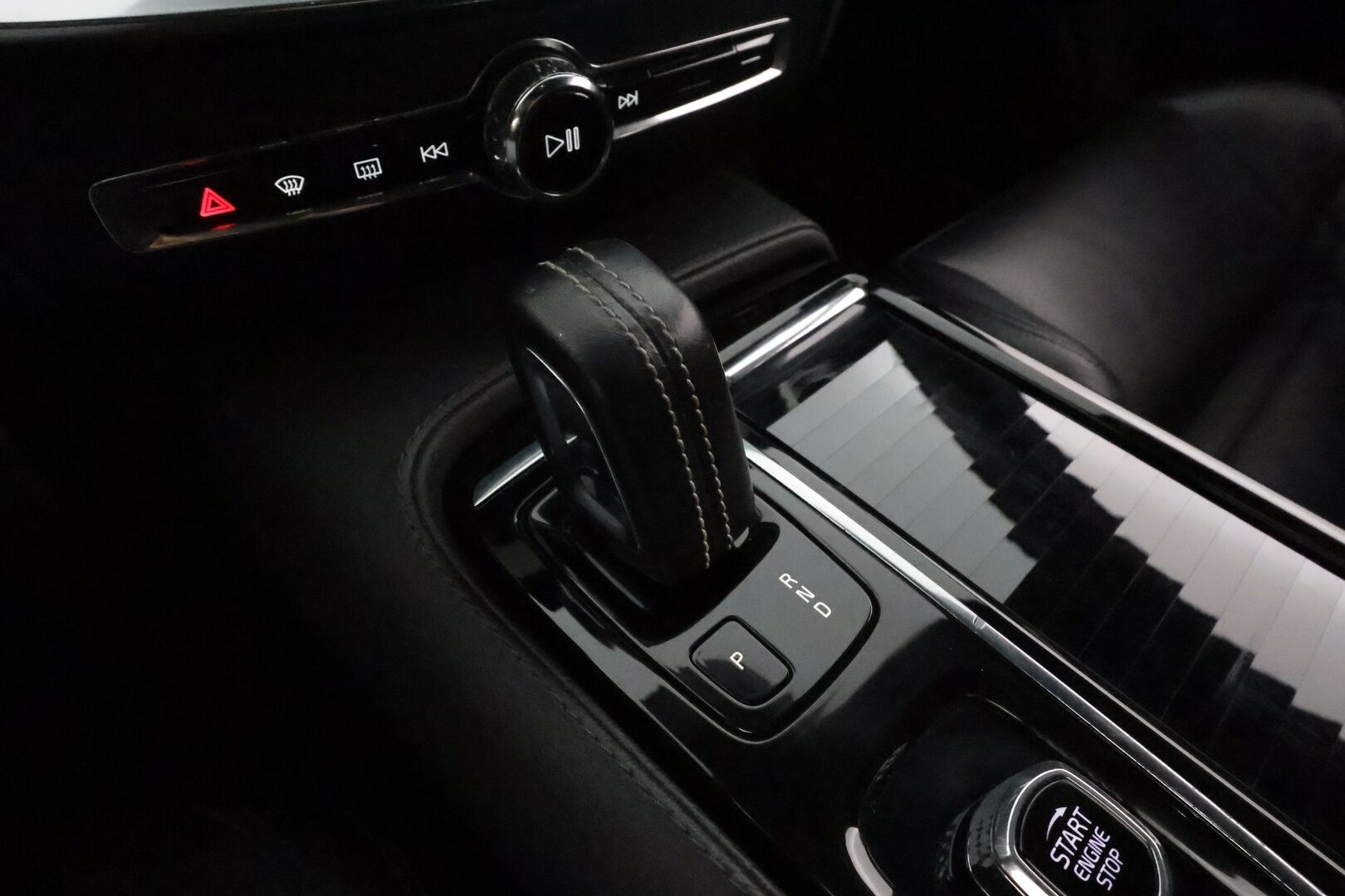 Volvo V60 2020 T8 TwE AWD R-Design aut **Adapt.vakkari / Pa-lämmitin / Sporttipenkit / Keyless / Apple&Android / VOC**