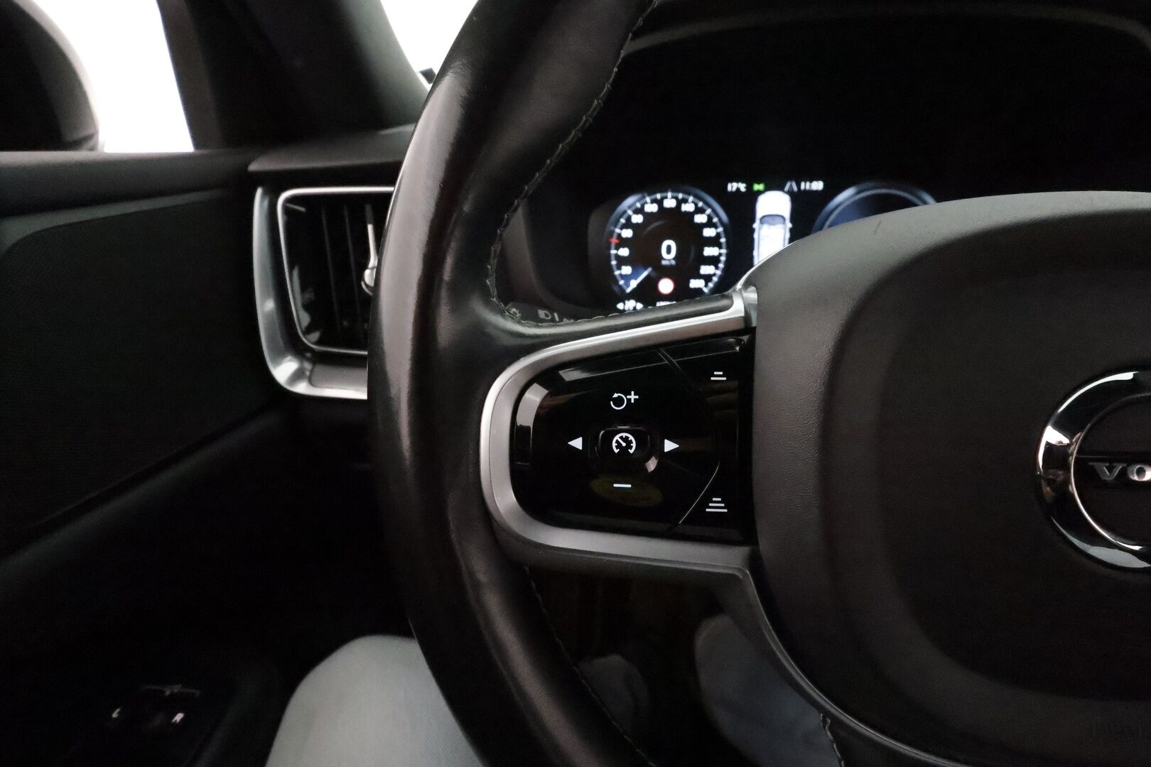 Volvo V60 2020 T8 TwE AWD R-Design aut **Adapt.vakkari / Pa-lämmitin / Sporttipenkit / Keyless / Apple&Android / VOC**