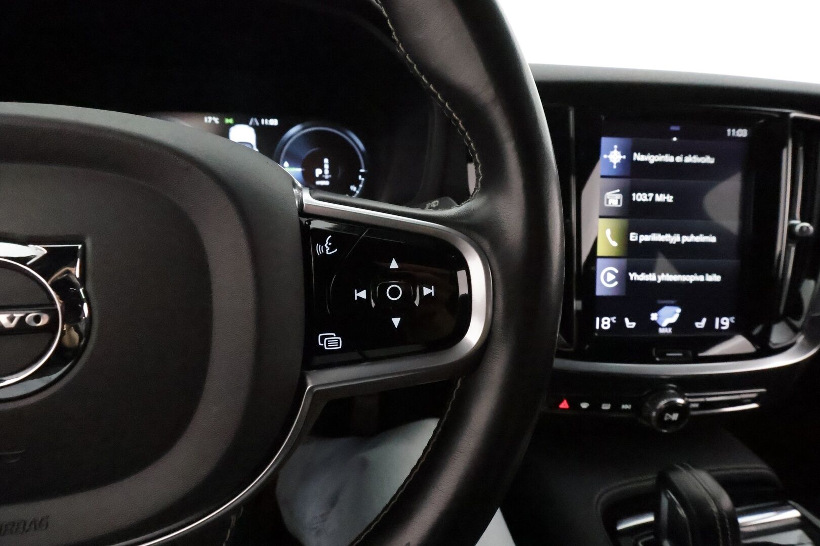 Volvo V60 2020 T8 TwE AWD R-Design aut **Adapt.vakkari / Pa-lämmitin / Sporttipenkit / Keyless / Apple&Android / VOC**