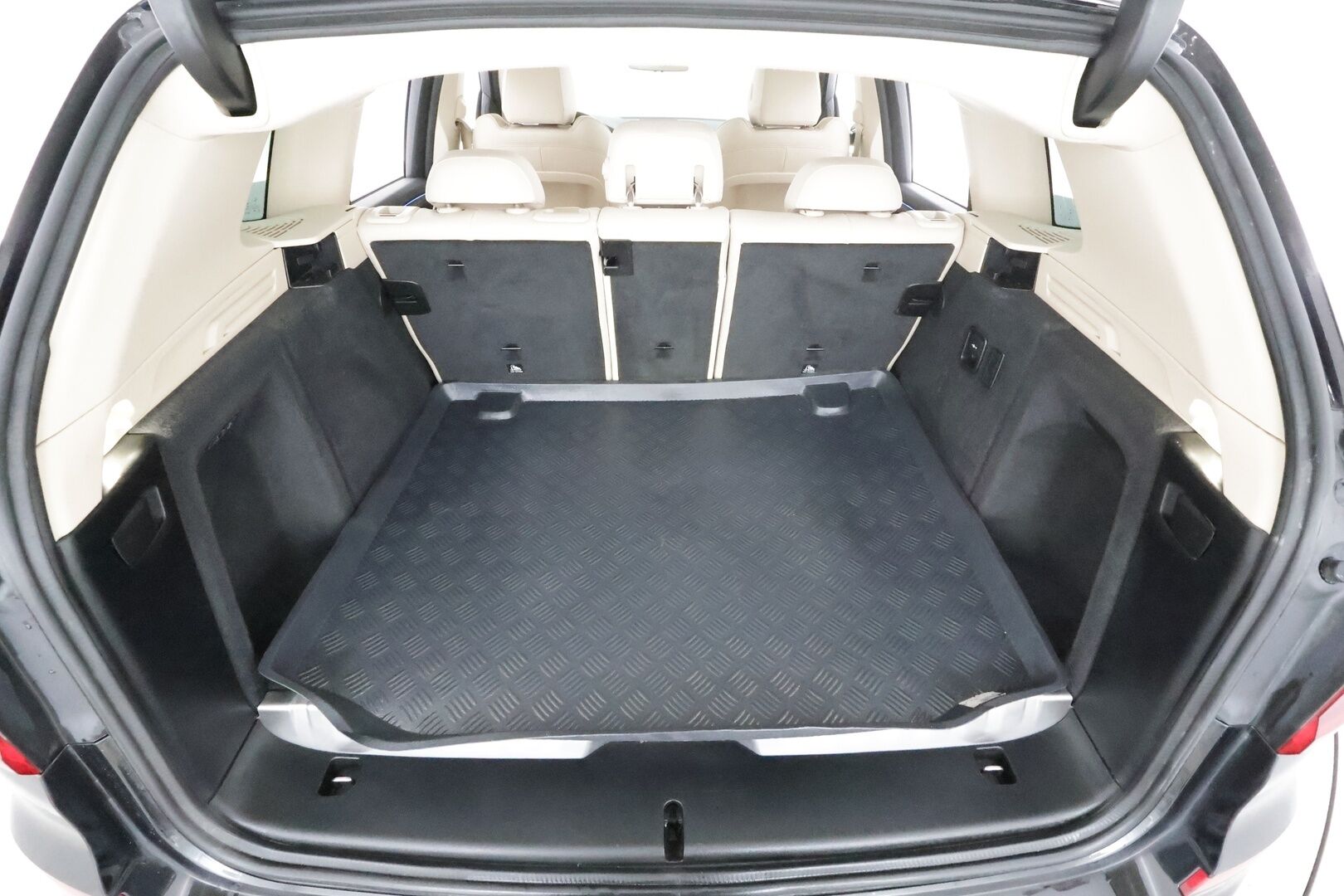 BMW X3 2020 G01 xDrive 30e A Business Luxury * Vakkari / Panorama / P.kamera / LED / Navi / Sporttipenkit / Hifi / Koukku * - Kahdet renkaat aluvanteilla - Osta nyt, maksa vasta ensi vuonna