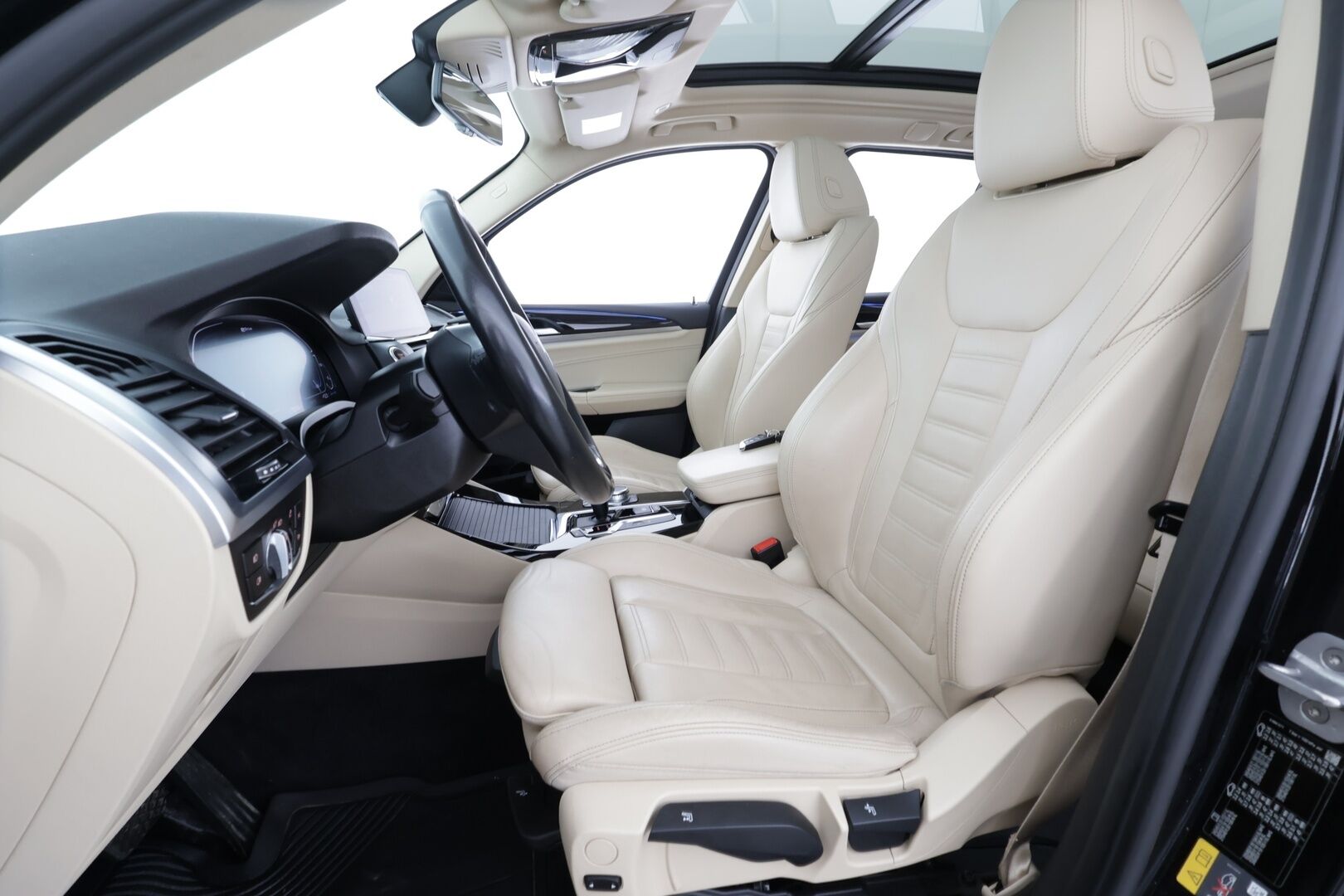 BMW X3 2020 G01 xDrive 30e A Business Luxury * Vakkari / Panorama / P.kamera / LED / Navi / Sporttipenkit / Hifi / Koukku * - Kahdet renkaat aluvanteilla - Osta nyt, maksa vasta ensi vuonna