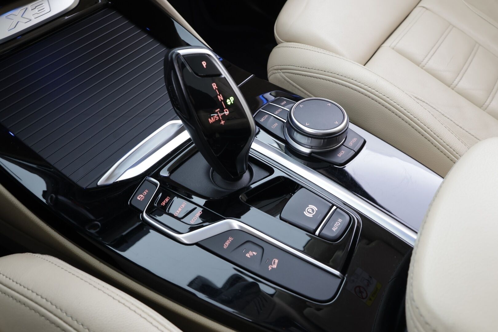 BMW X3 2020 G01 xDrive 30e A Business Luxury * Vakkari / Panorama / P.kamera / LED / Navi / Sporttipenkit / Hifi / Koukku * - Kahdet renkaat aluvanteilla - Osta nyt, maksa vasta ensi vuonna