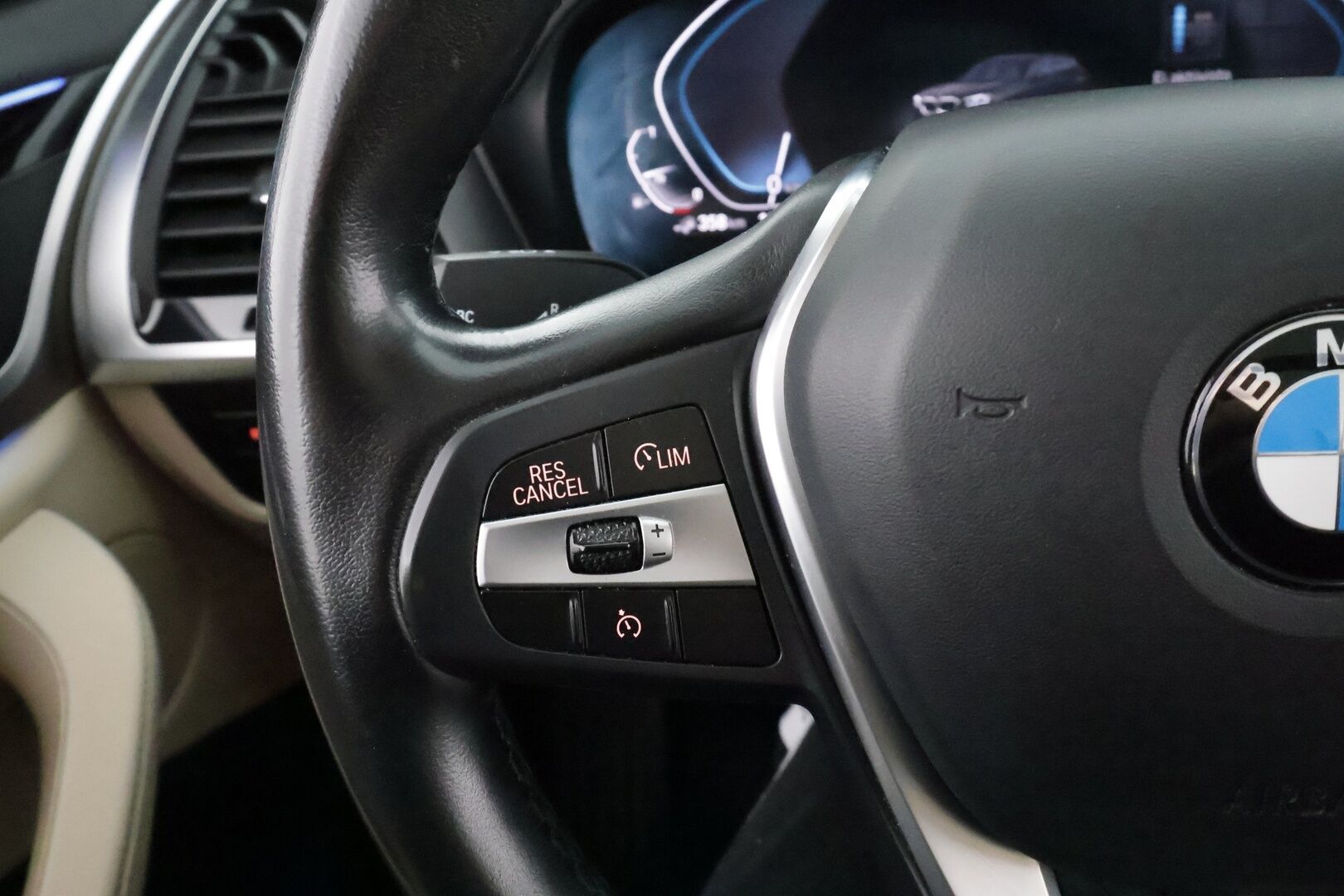 BMW X3 2020 G01 xDrive 30e A Business Luxury * Vakkari / Panorama / P.kamera / LED / Navi / Sporttipenkit / Hifi / Koukku * - Kahdet renkaat aluvanteilla - Osta nyt, maksa vasta ensi vuonna