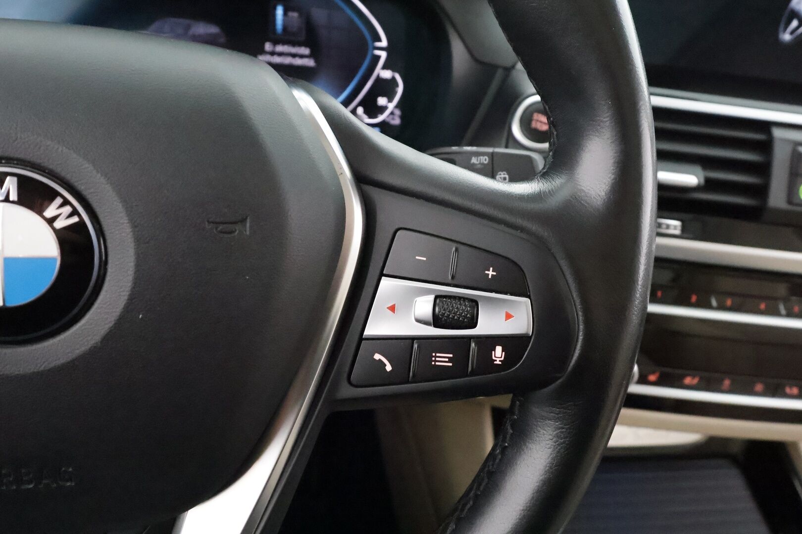 BMW X3 2020 G01 xDrive 30e A Business Luxury * Vakkari / Panorama / P.kamera / LED / Navi / Sporttipenkit / Hifi / Koukku * - Kahdet renkaat aluvanteilla - Osta nyt, maksa vasta ensi vuonna