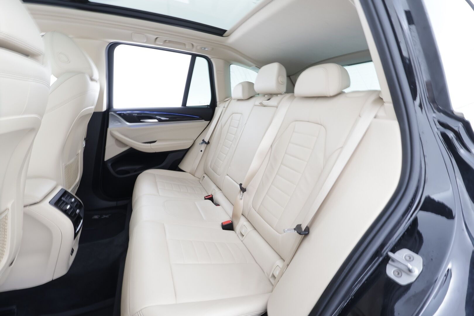 BMW X3 2020 G01 xDrive 30e A Business Luxury * Vakkari / Panorama / P.kamera / LED / Navi / Sporttipenkit / Hifi / Koukku * - Kahdet renkaat aluvanteilla - Osta nyt, maksa vasta ensi vuonna