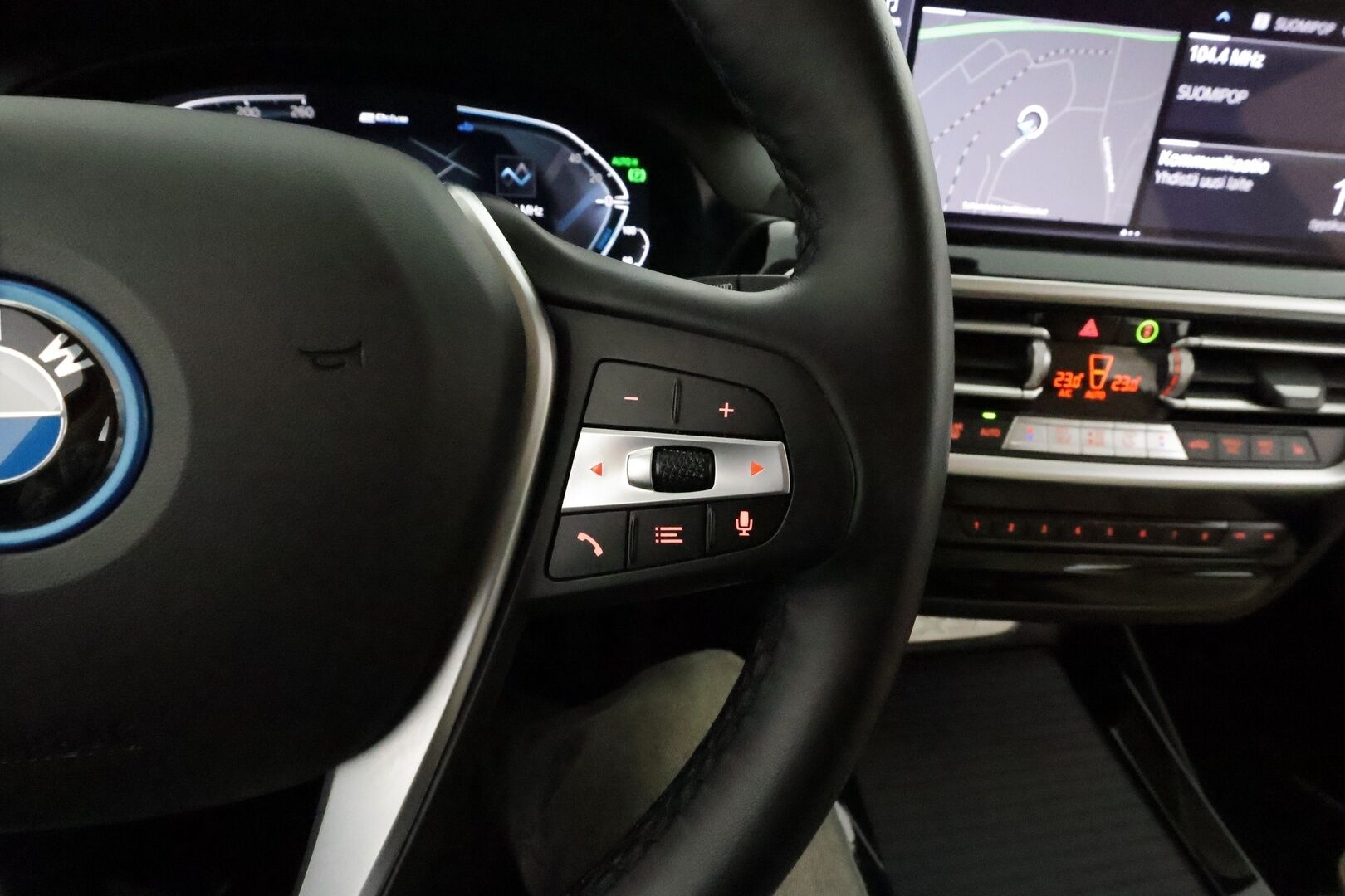 BMW X3 2023 G01 xDrive 30e A Charged Edition **Facelift / Hifi / Koukku / Keyless / Sporttipenkit / Apple&Android / P.kamera** - 1-om. Suomi-auto / Akku kuntotarkastettu! / Kahdet renkaat aluvanteilla