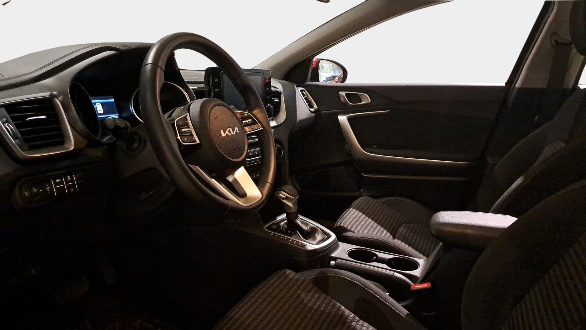 Kia Ceed 2024 1,0 T-GDI Mild-Hybrid 120hv *P. Kamera / Kaukovaloautomatiikka / Carplay / Ratinlämmitys* - 1-omisteinen Suomi-auto / Merkkiliikkeen huoltohistoria! 