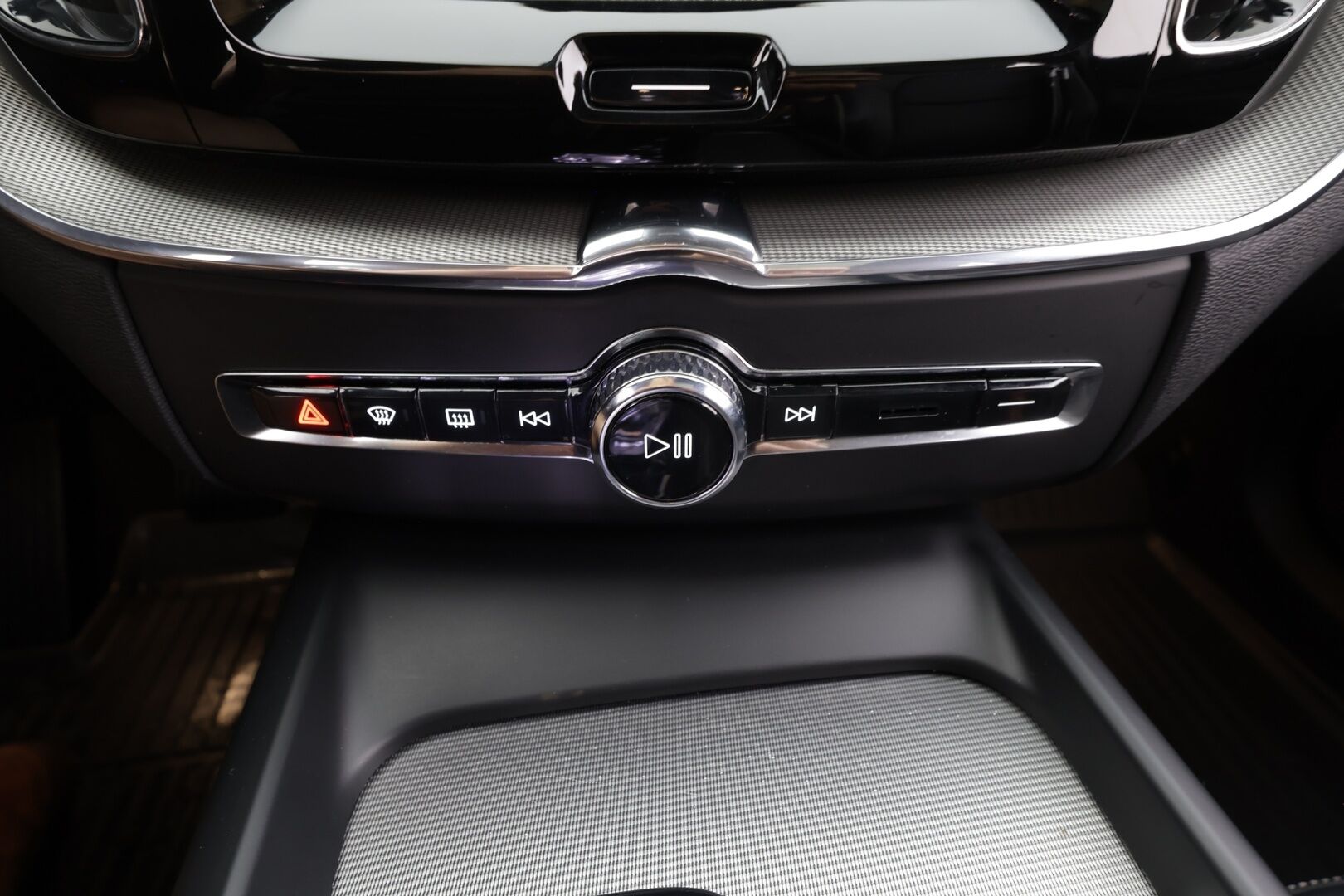 Volvo XC60 2024 T8 AWD Long Range High Performance Plus Dark Edition aut - | ACC | Webasto | Koukku | H/K | 360° | Muistipenkit | Panorama | Puolinahat | Full-LED Active | Keyless | 1-om Suomi-auto | SOH 96.3% | Kahdet renkaat alumiinivantein | Juuri huollettu
