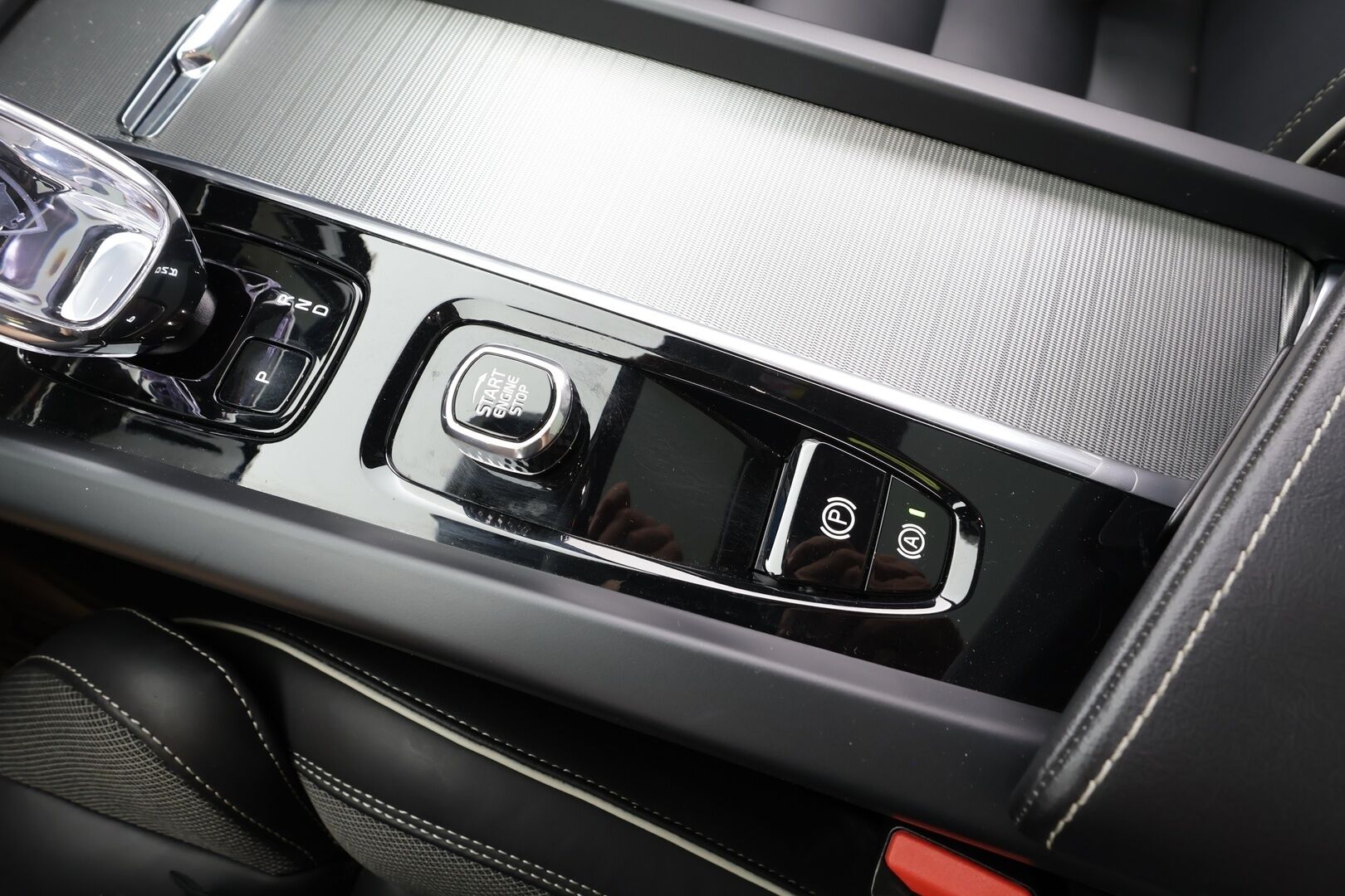 Volvo XC60 2024 T8 AWD Long Range High Performance Plus Dark Edition aut - | ACC | Webasto | Koukku | H/K | 360° | Muistipenkit | Panorama | Puolinahat | Full-LED Active | Keyless | 1-om Suomi-auto | SOH 96.3% | Kahdet renkaat alumiinivantein | Juuri huollettu