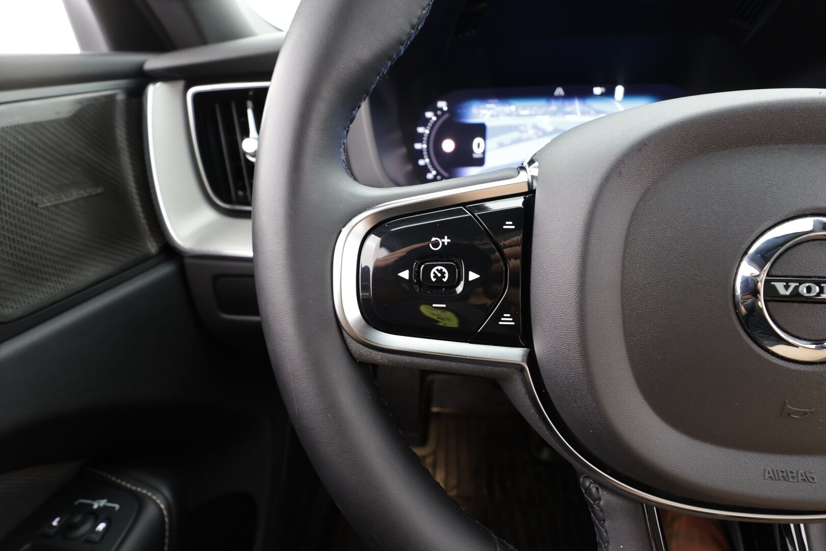 Volvo XC60 2024 T8 AWD Long Range High Performance Plus Dark Edition aut - | ACC | Webasto | Koukku | H/K | 360° | Muistipenkit | Panorama | Puolinahat | Full-LED Active | Keyless | 1-om Suomi-auto | SOH 96.3% | Kahdet renkaat alumiinivantein | Juuri huollettu