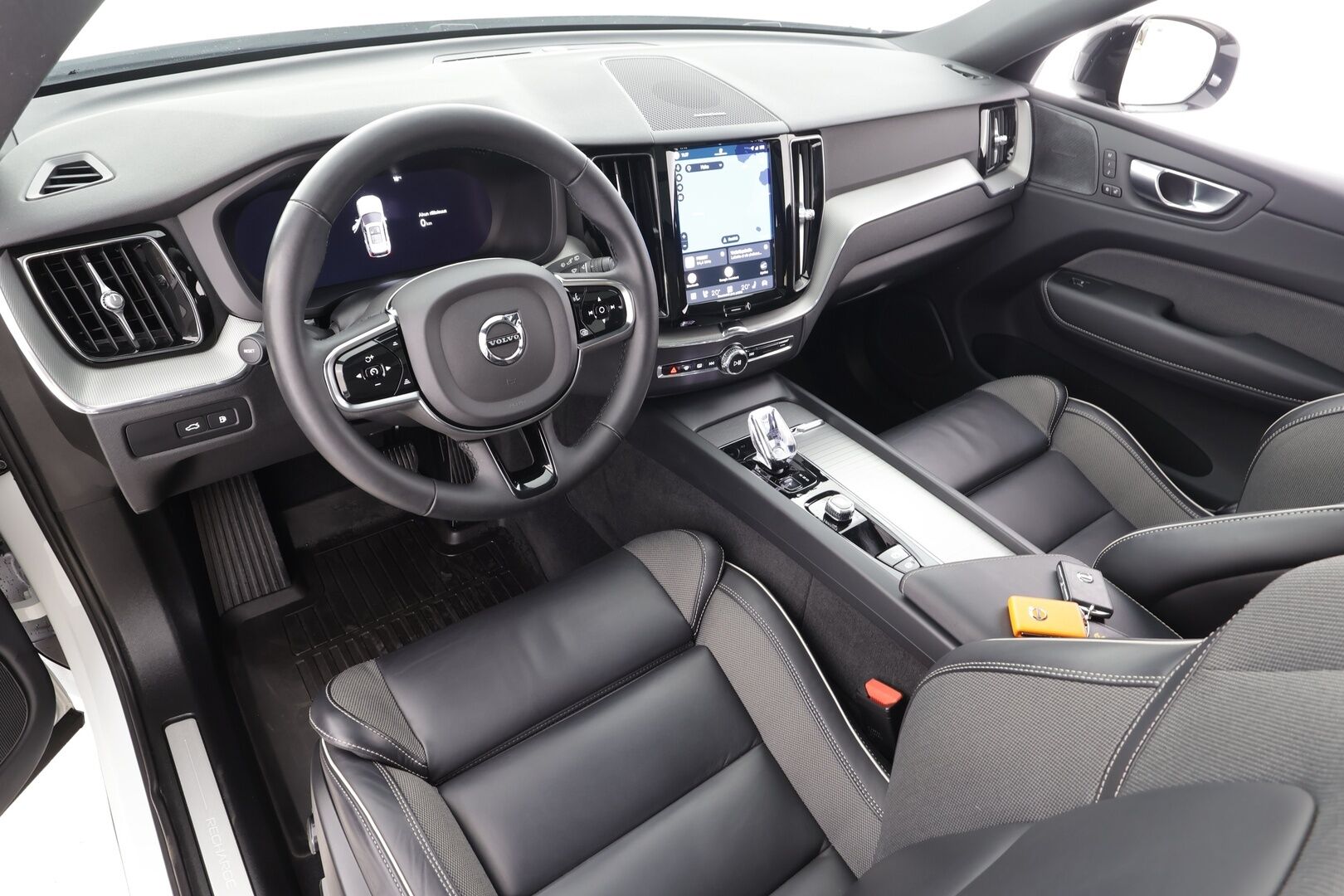 Volvo XC60 2024 T8 AWD Long Range High Performance Plus Dark Edition aut - | ACC | Webasto | Koukku | H/K | 360° | Muistipenkit | Panorama | Puolinahat | Full-LED Active | Keyless | 1-om Suomi-auto | SOH 96.3% | Kahdet renkaat alumiinivantein | Juuri huollettu