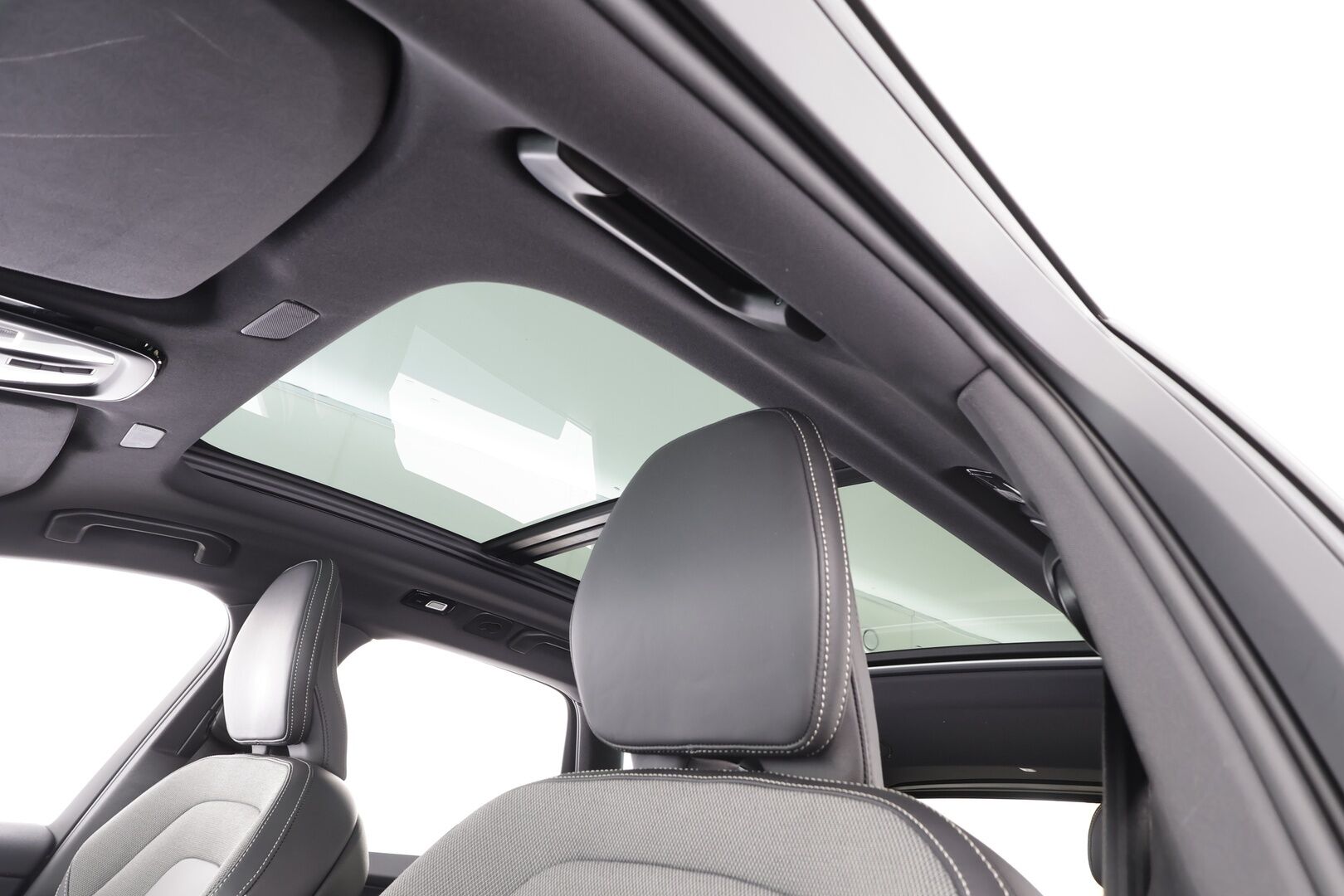 Volvo XC60 2024 T8 AWD Long Range High Performance Plus Dark Edition aut - | ACC | Webasto | Koukku | H/K | 360° | Muistipenkit | Panorama | Puolinahat | Full-LED Active | Keyless | 1-om Suomi-auto | SOH 96.3% | Kahdet renkaat alumiinivantein | Juuri huollettu
