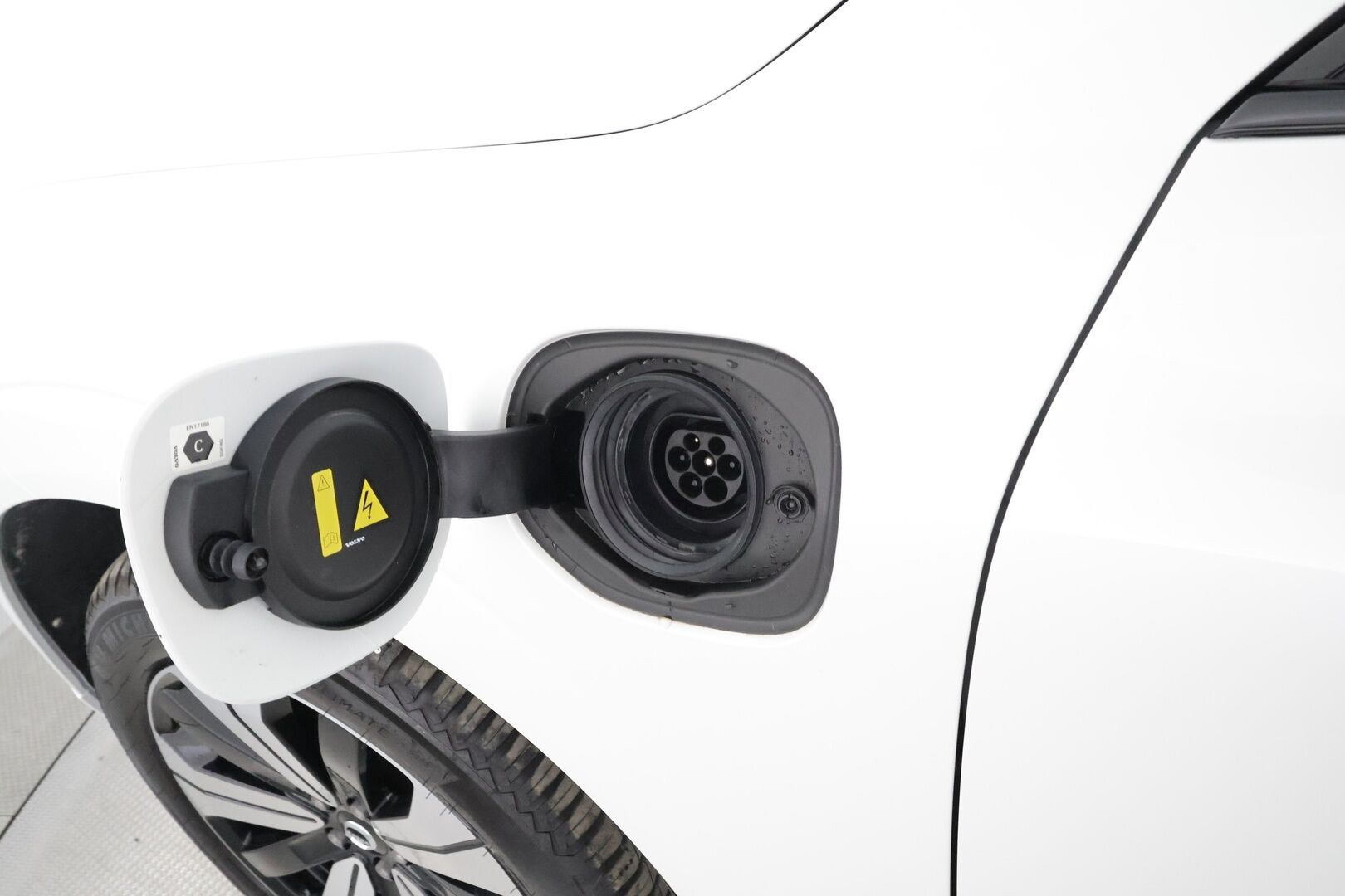 Volvo XC60 2024 T8 AWD Long Range High Performance Plus Dark Edition aut - | ACC | Webasto | Koukku | H/K | 360° | Muistipenkit | Panorama | Puolinahat | Full-LED Active | Keyless | 1-om Suomi-auto | SOH 96.3% | Kahdet renkaat alumiinivantein | Juuri huollettu