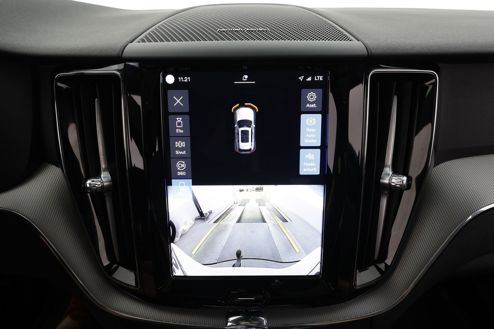 Volvo XC60 2024 T8 AWD Long Range High Performance Plus Dark Edition aut - | ACC | Webasto | Koukku | H/K | 360° | Muistipenkit | Panorama | Puolinahat | Full-LED Active | Keyless | 1-om Suomi-auto | SOH 96.3% | Kahdet renkaat alumiinivantein | Juuri huollettu