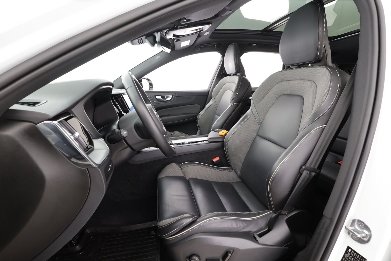 Volvo XC60 2024 T8 AWD Long Range High Performance Plus Dark Edition aut - | ACC | Webasto | Koukku | H/K | 360° | Muistipenkit | Panorama | Puolinahat | Full-LED Active | Keyless | 1-om Suomi-auto | SOH 96.3% | Kahdet renkaat alumiinivantein | Juuri huollettu