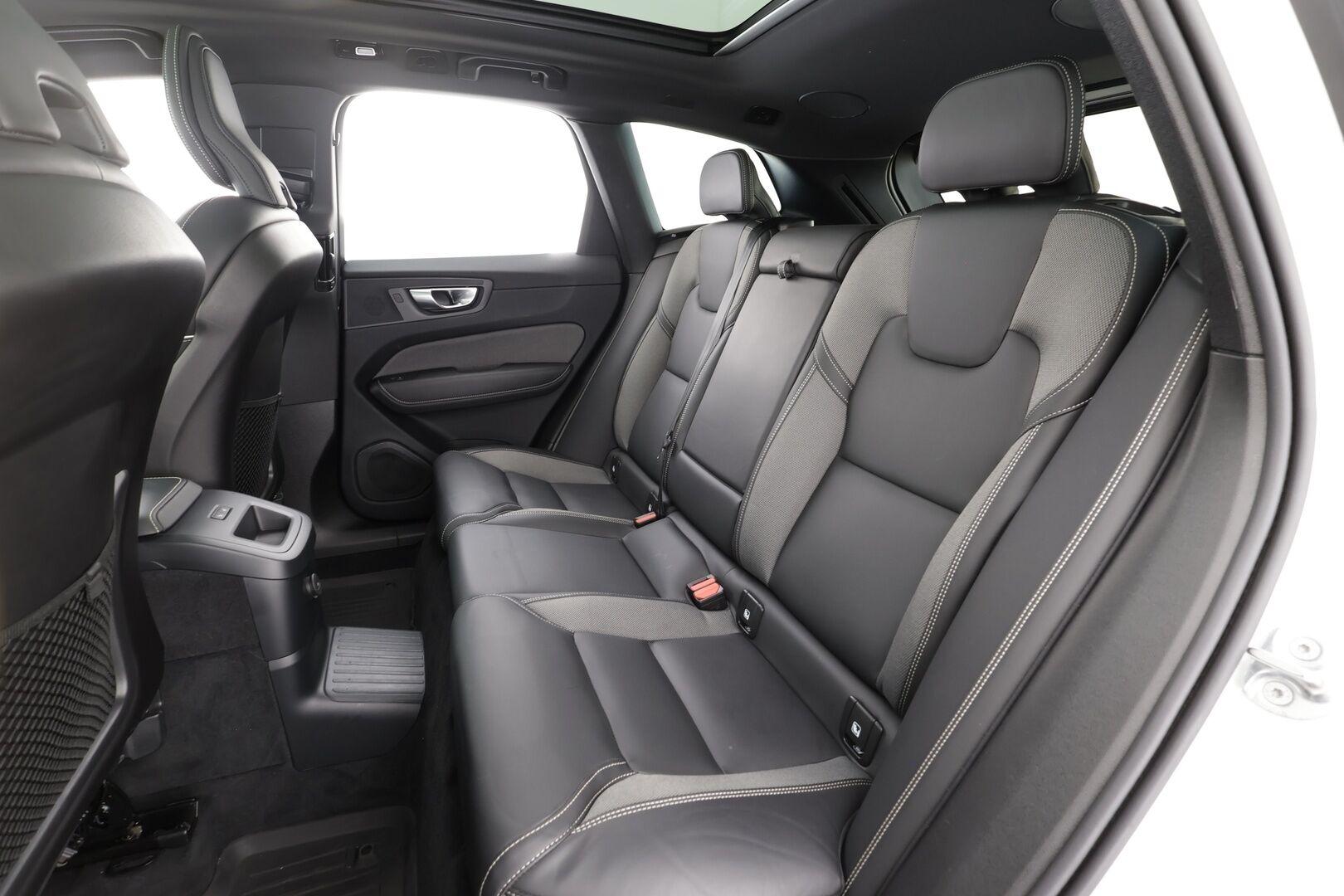 Volvo XC60 2024 T8 AWD Long Range High Performance Plus Dark Edition aut - | ACC | Webasto | Koukku | H/K | 360° | Muistipenkit | Panorama | Puolinahat | Full-LED Active | Keyless | 1-om Suomi-auto | SOH 96.3% | Kahdet renkaat alumiinivantein | Juuri huollettu